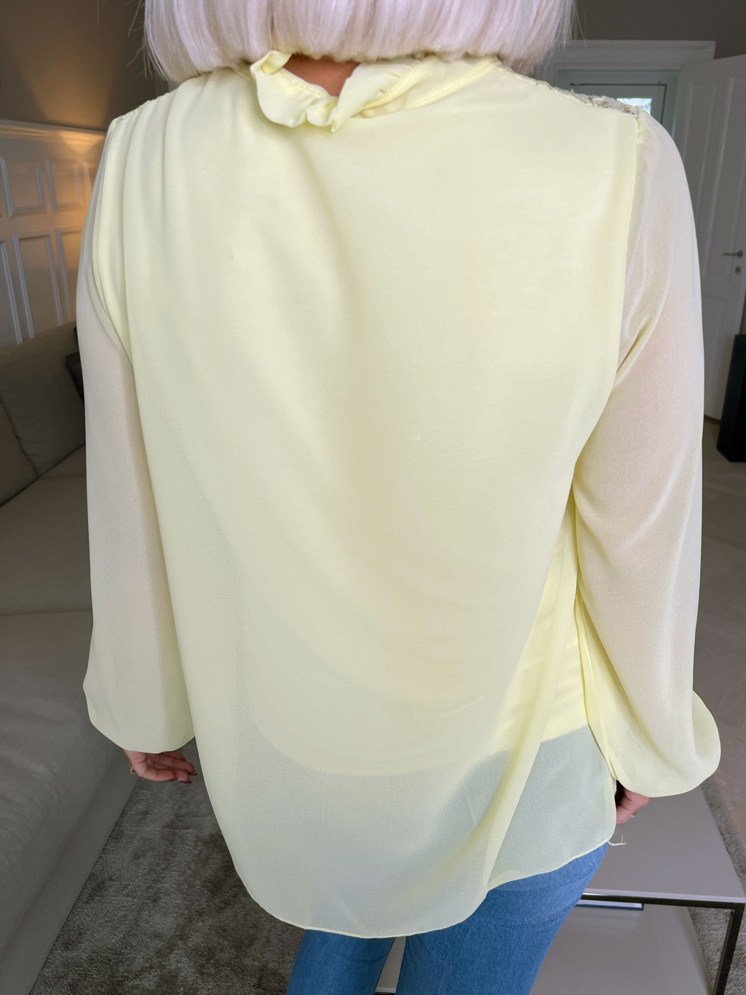 Iris - Söt topp med spets och veck