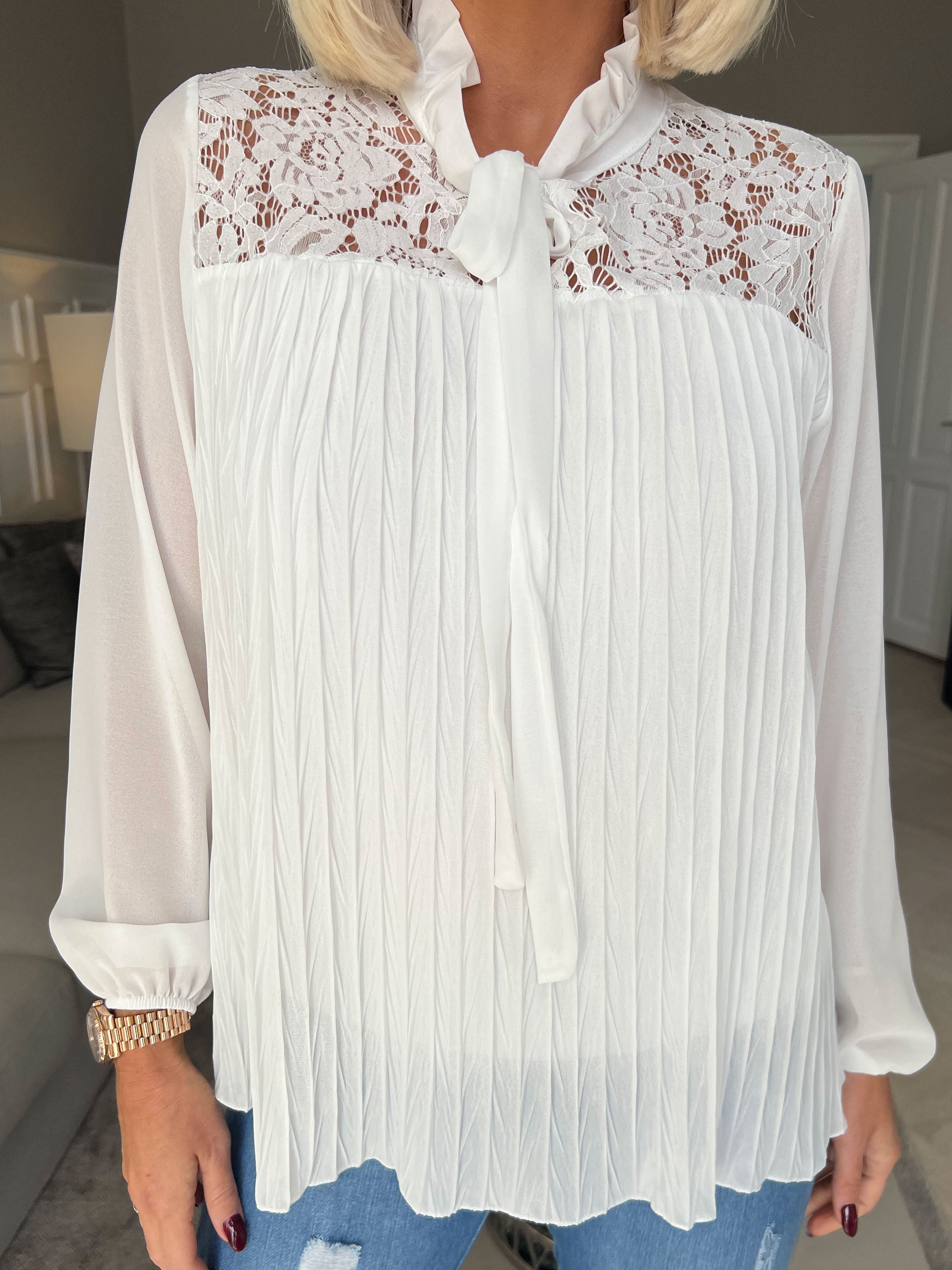 Iris - Söt topp med spets och veck