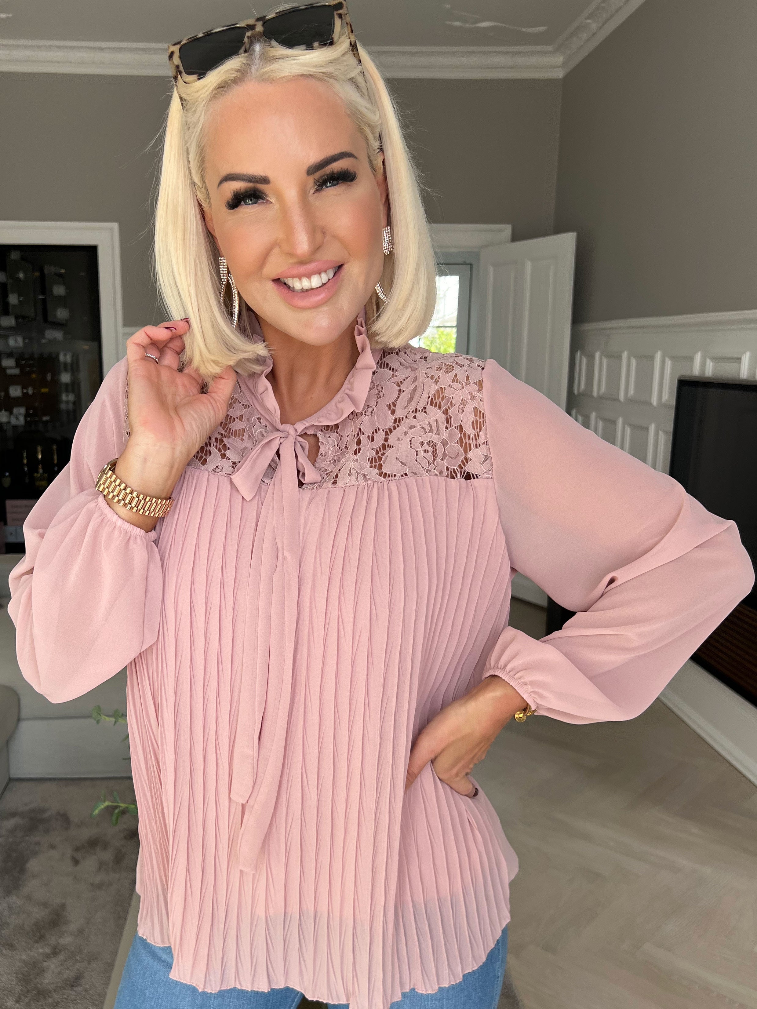 Iris - Söt topp med spets och veck