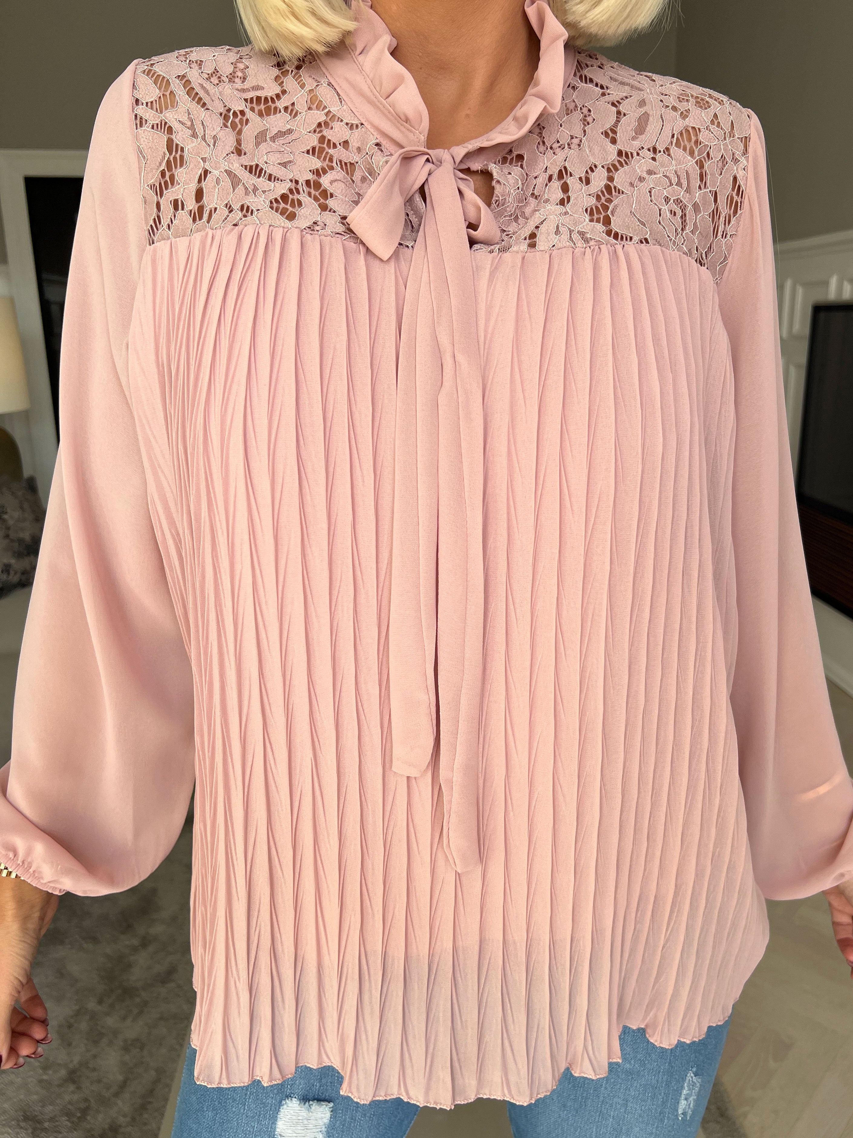 Iris - Söt topp med spets och veck