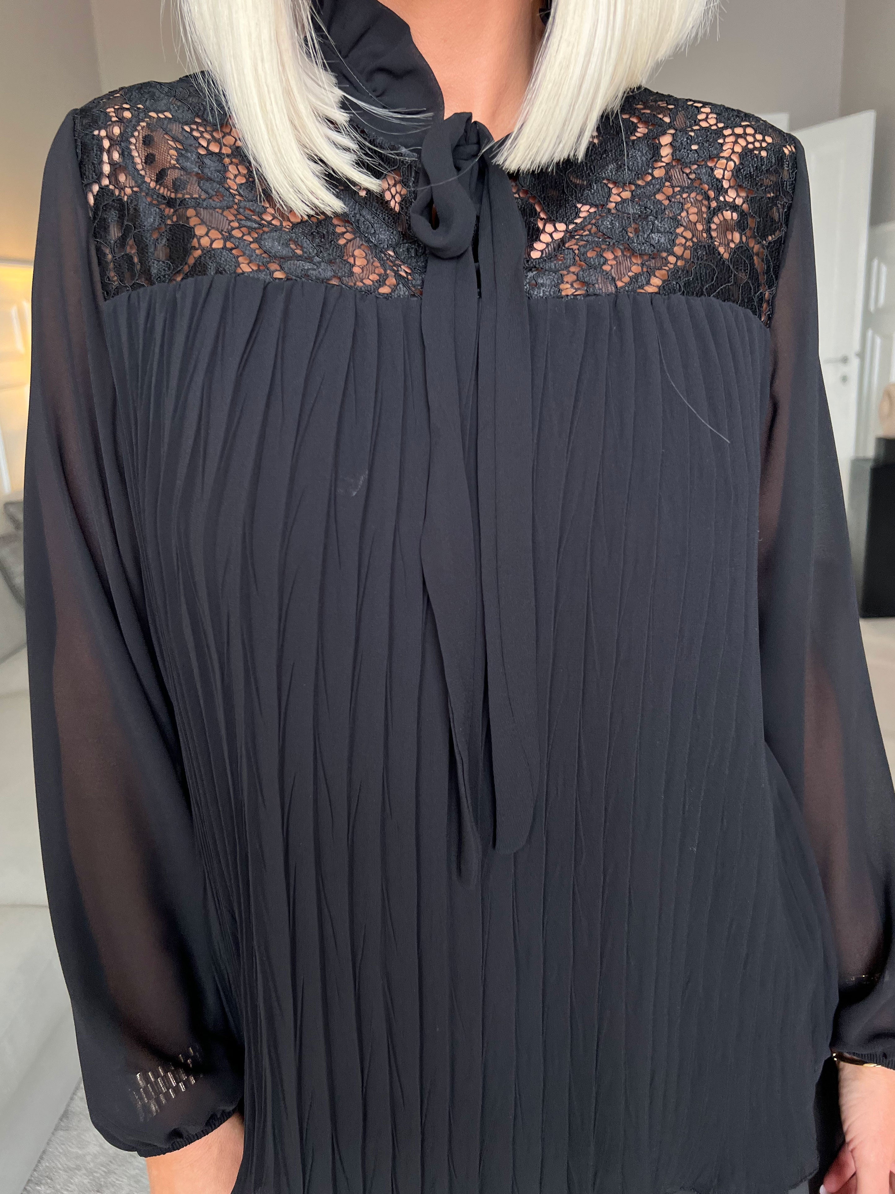 Iris - Söt topp med spets och veck