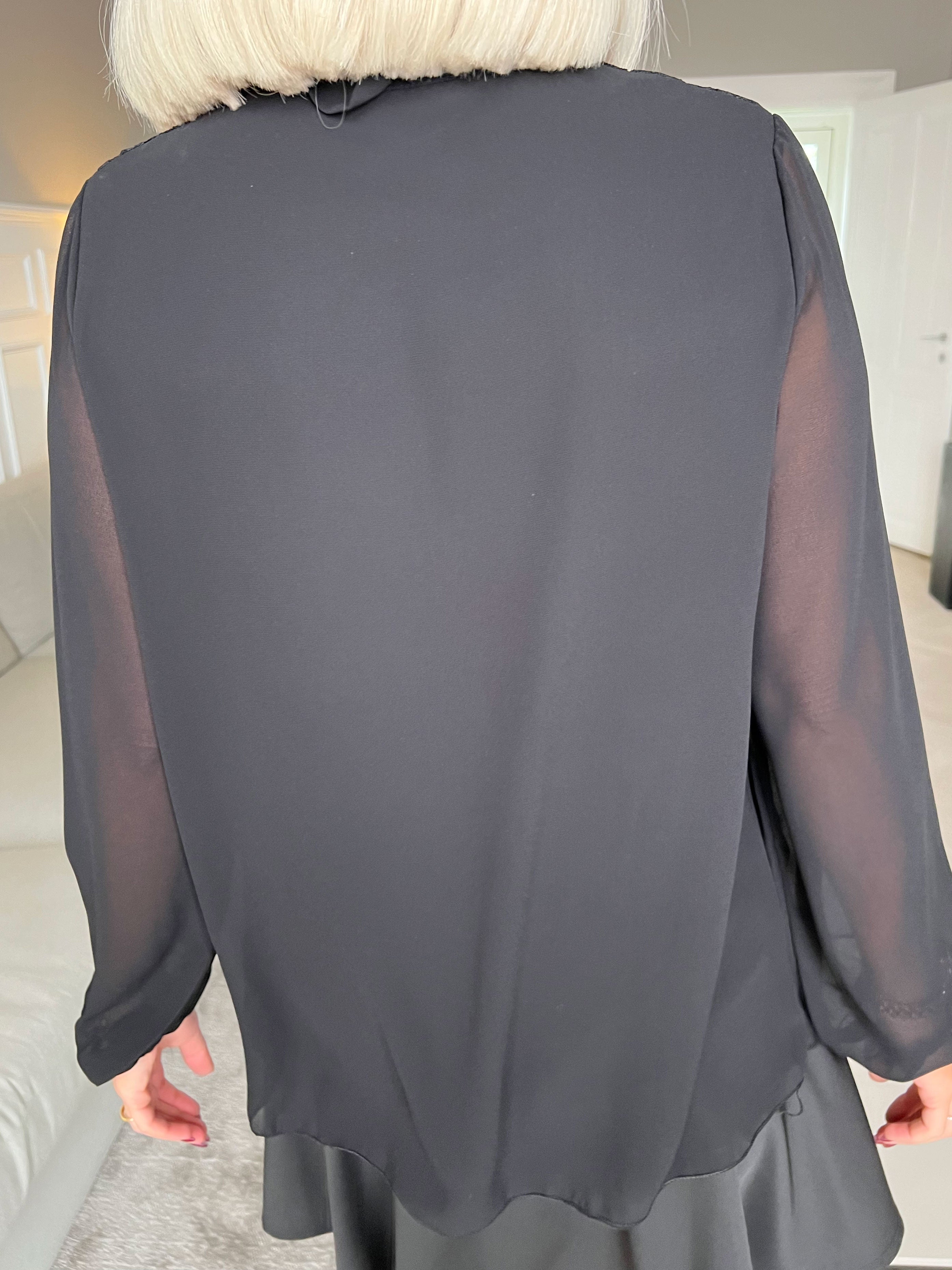 Iris - Söt topp med spets och veck