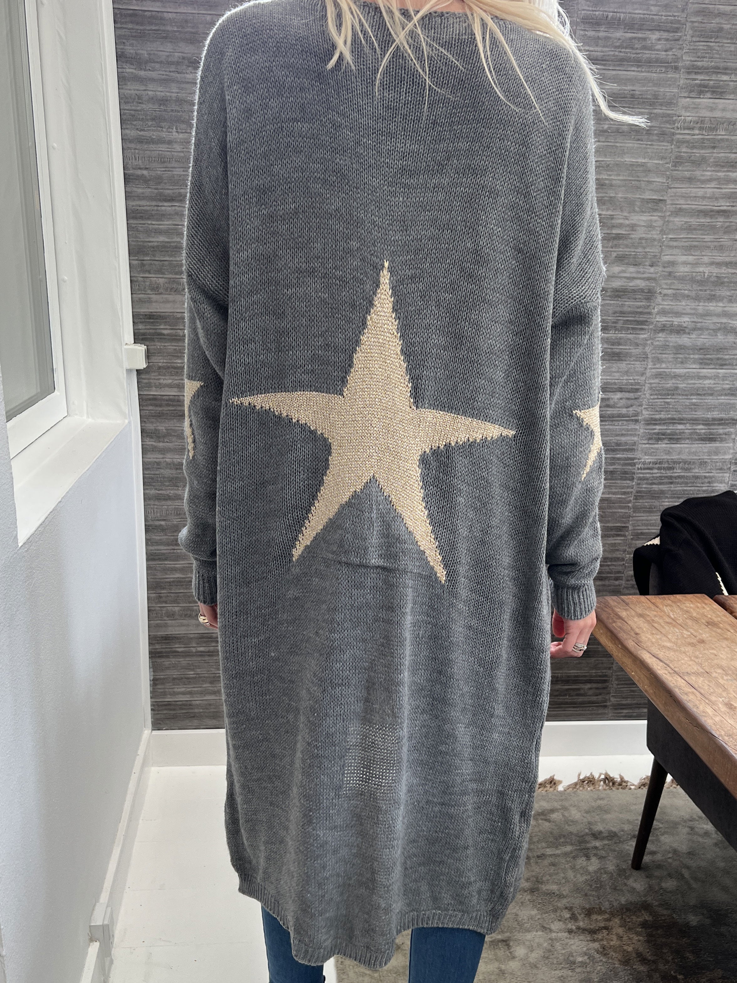 FORUDBESTILLING - Isadora - Lång stickad kofta med guldstjärnor