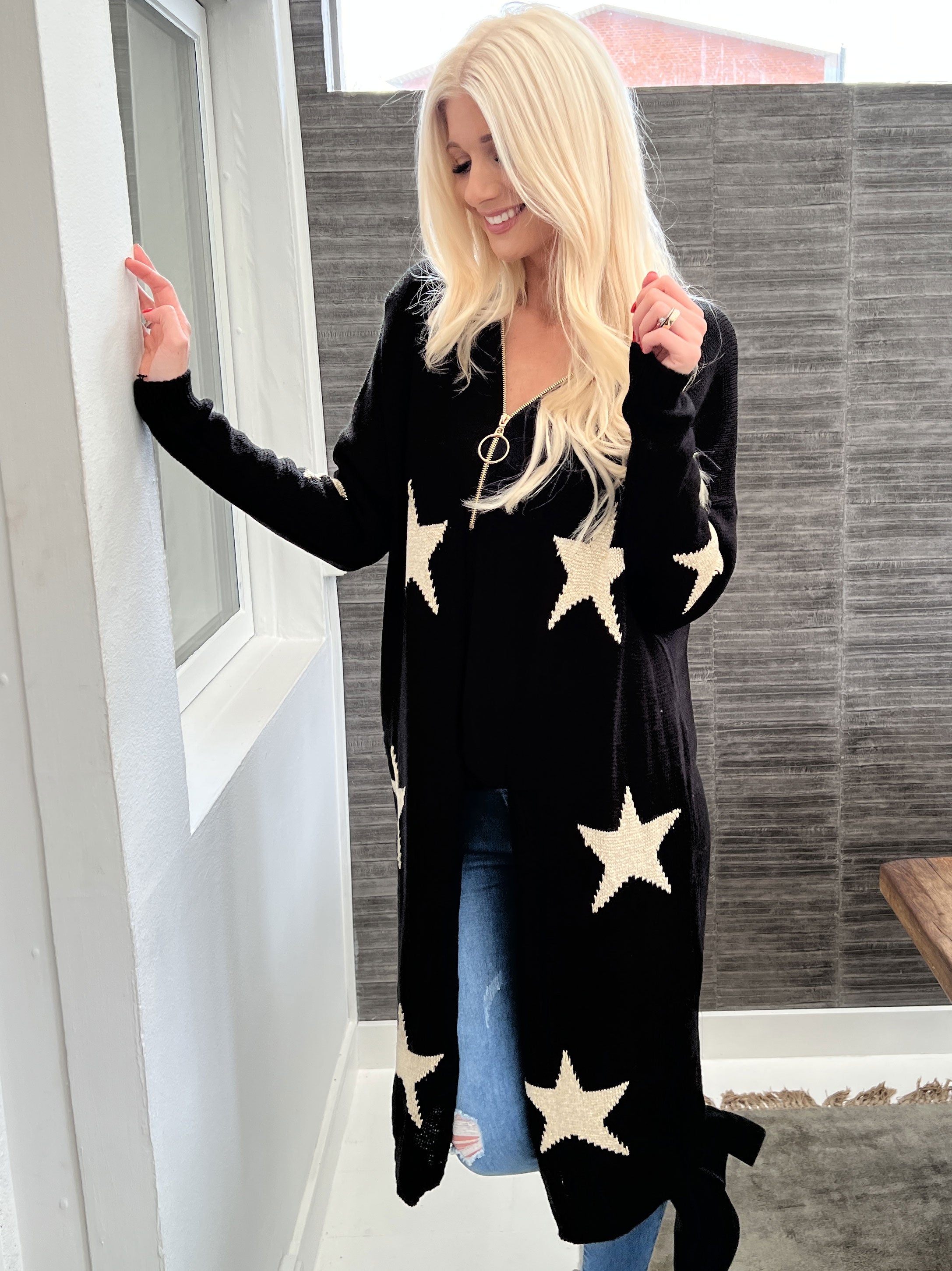FORUDBESTILLING - Isadora - Lång stickad kofta med guldstjärnor
