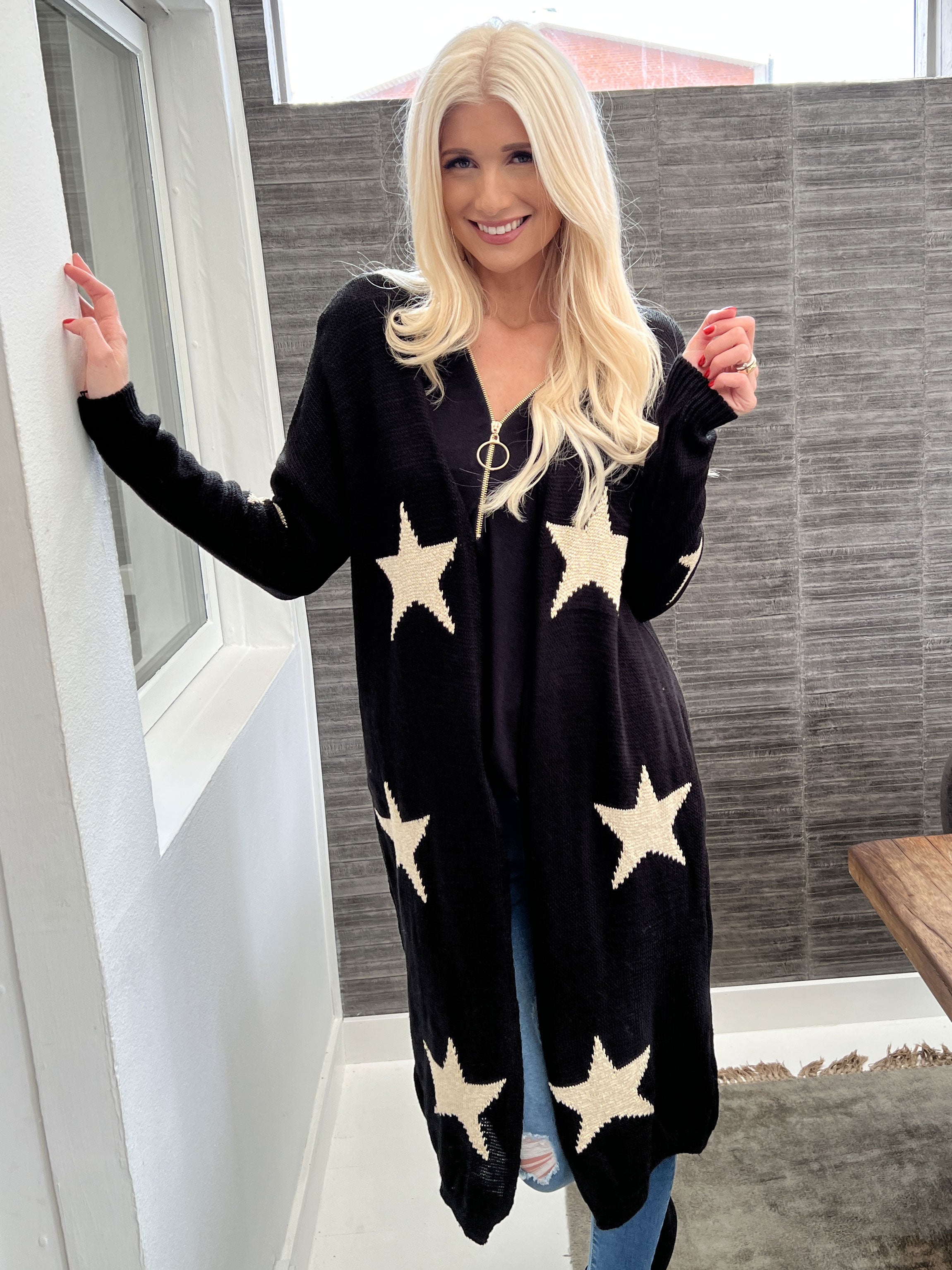FORUDBESTILLING - Isadora - Lång stickad kofta med guldstjärnor