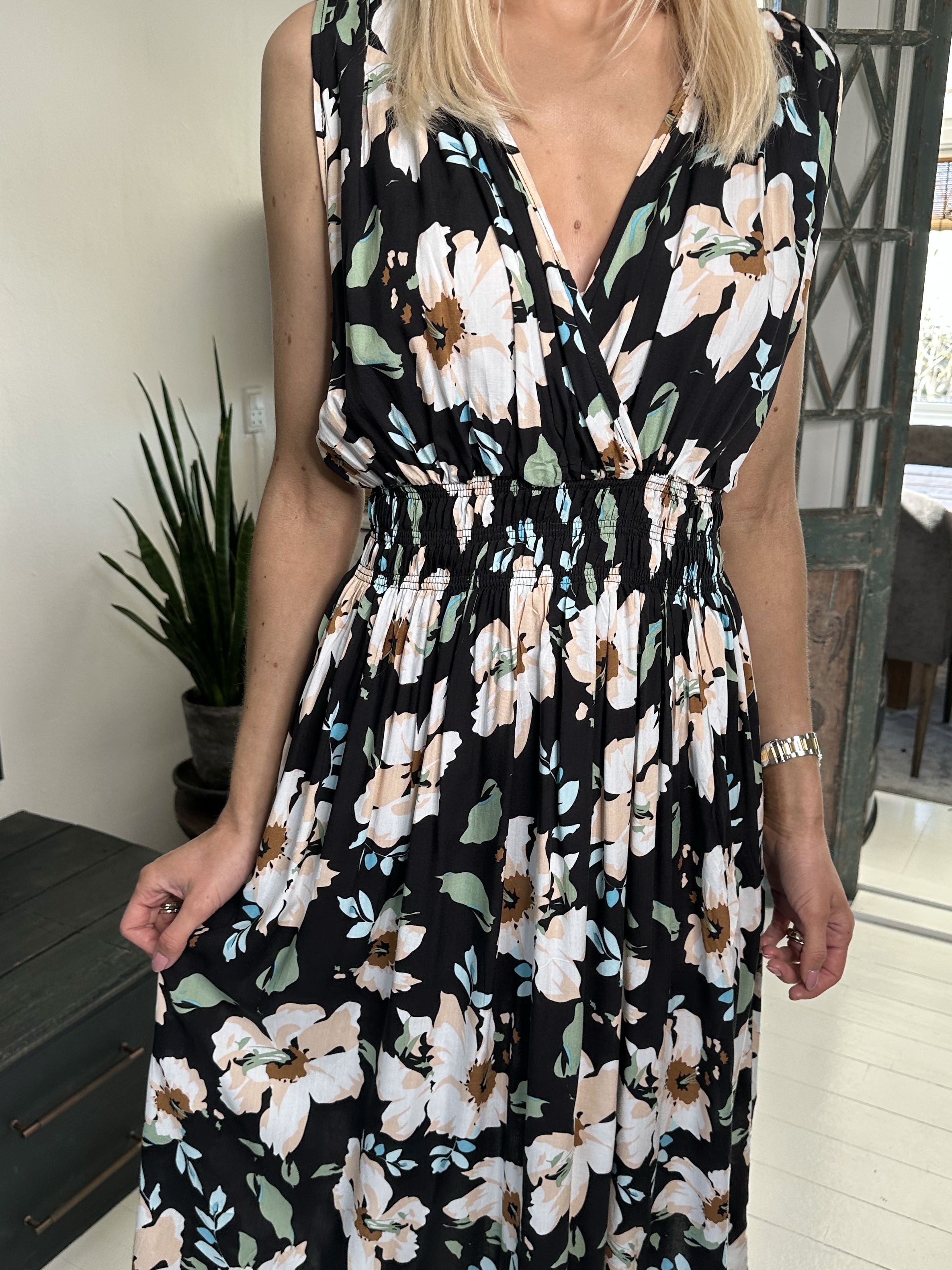 Izzy - Söt sommarklänning i bomull med elastisk midja