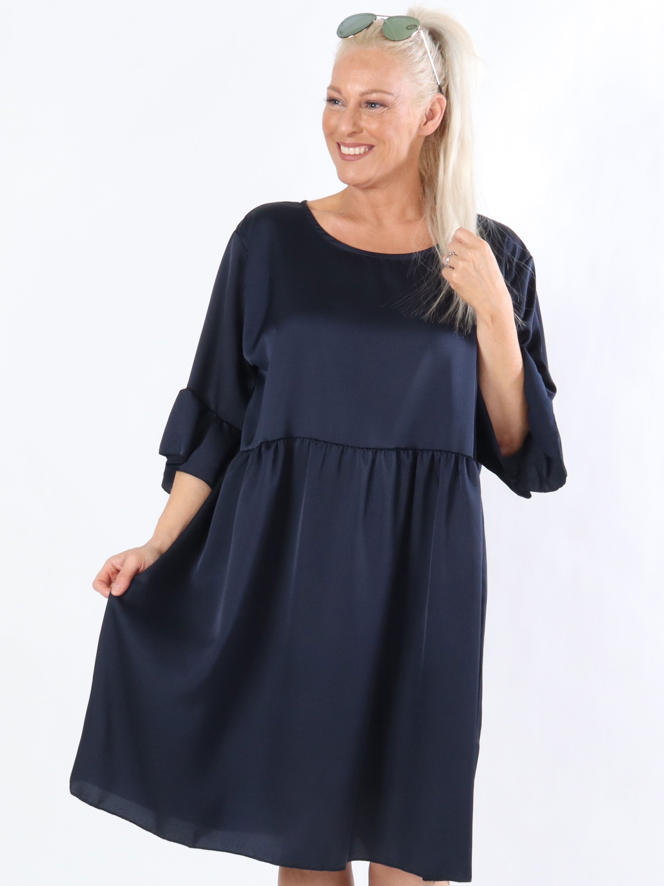 Jacqueline - Feminin klänning i silkeslook med volangärmar