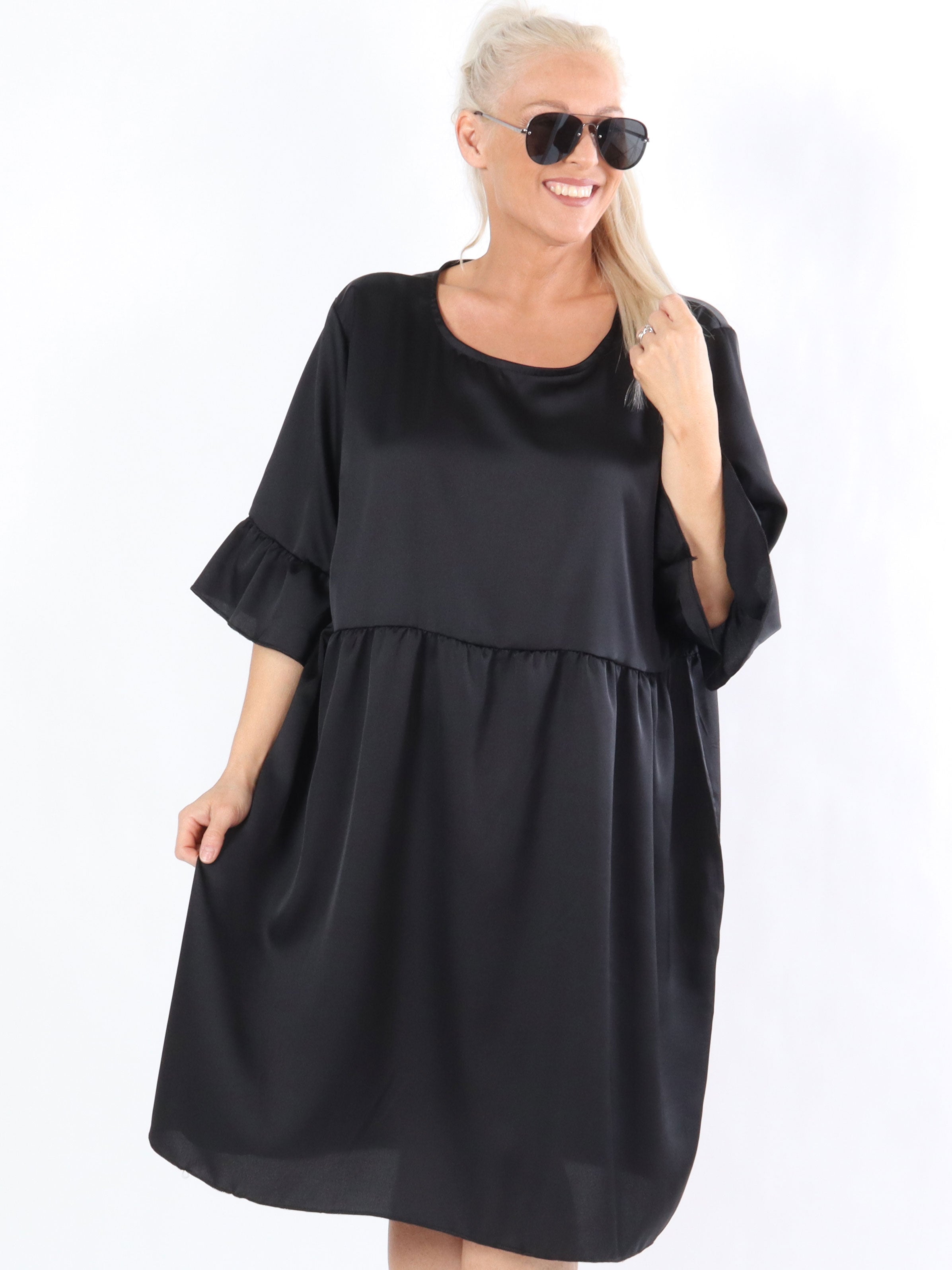 Jacqueline - Feminin klänning i silkeslook med volangärmar