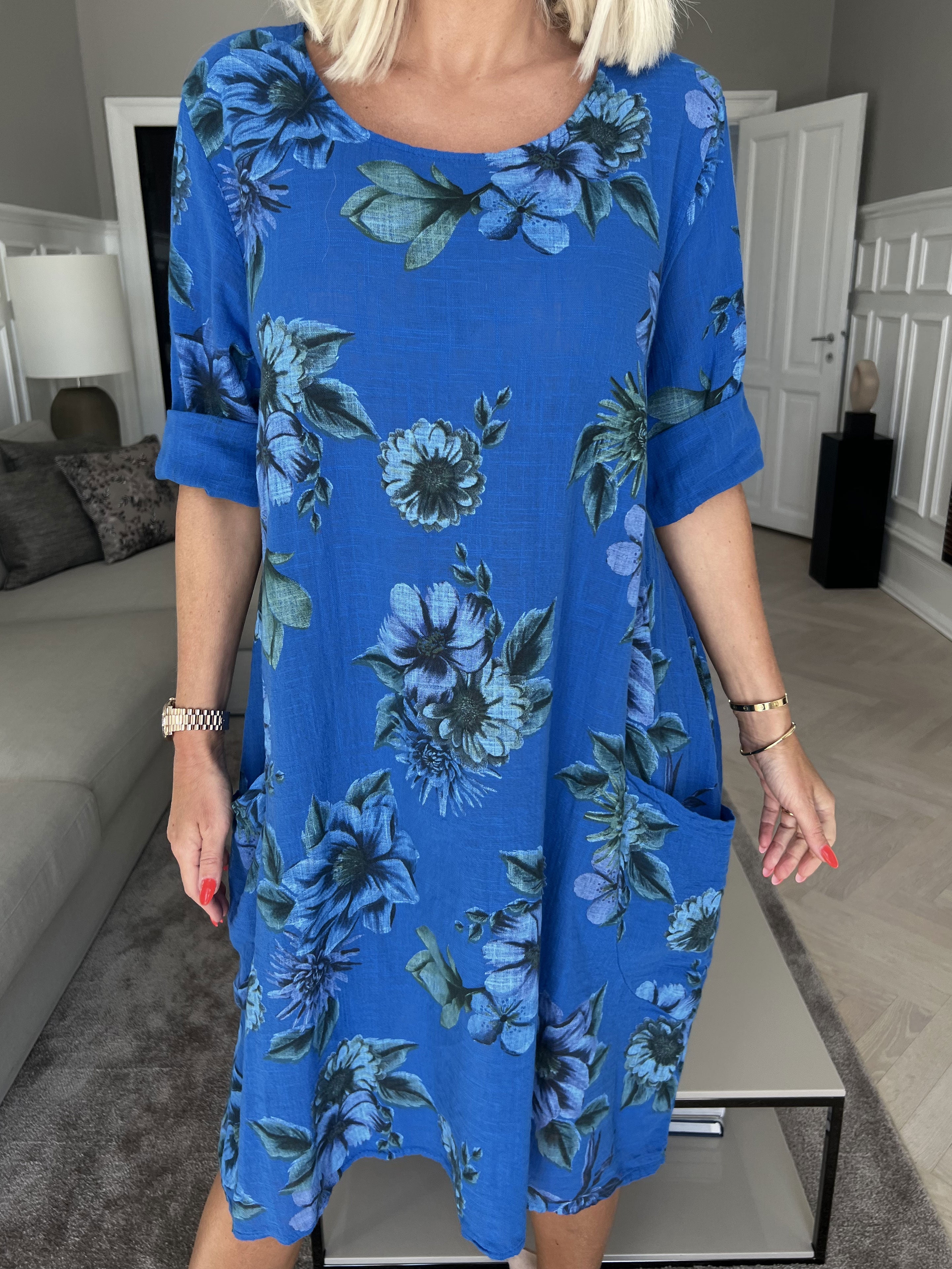 Jayda - Söt bomullsklänning med ficka och blommigt tryck - Red