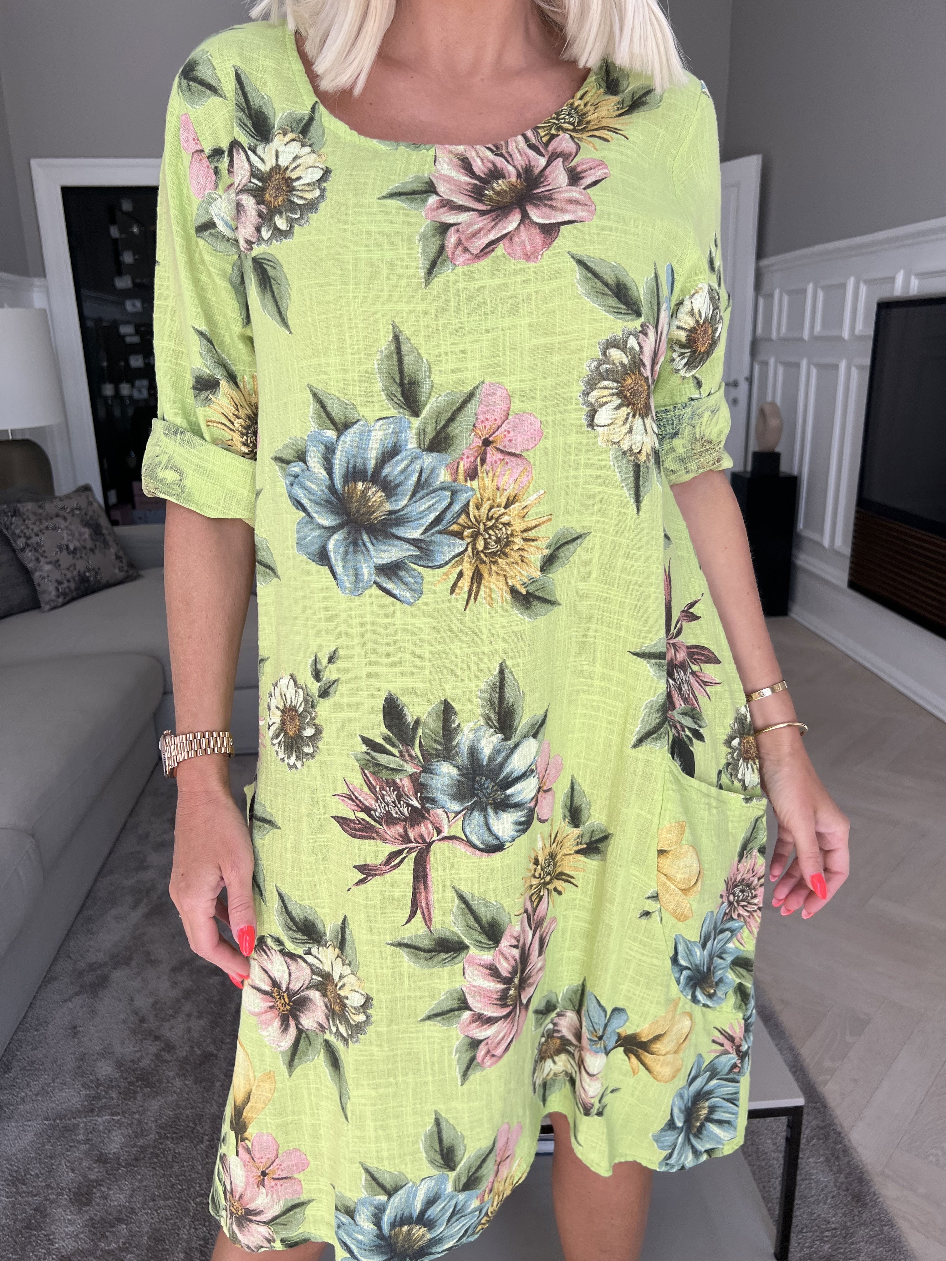 Jayda - Söt bomullsklänning med ficka och blommigt tryck