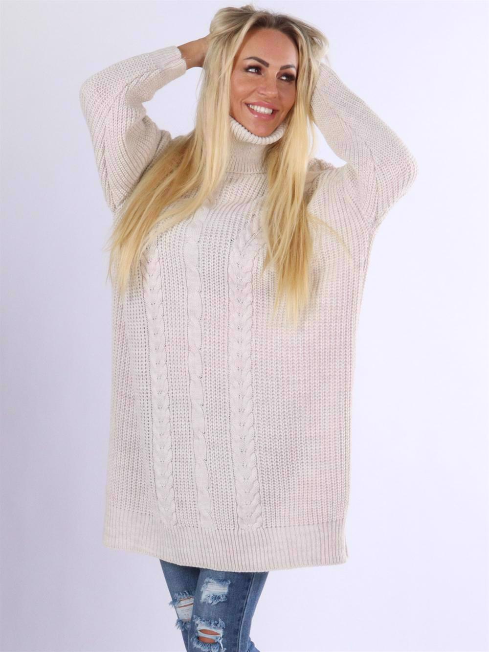 Jazmin - Höghalsad stickad klänning med kabelstickning