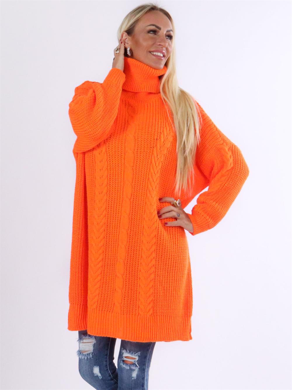 Jazmin - Höghalsad stickad klänning med kabelstickning