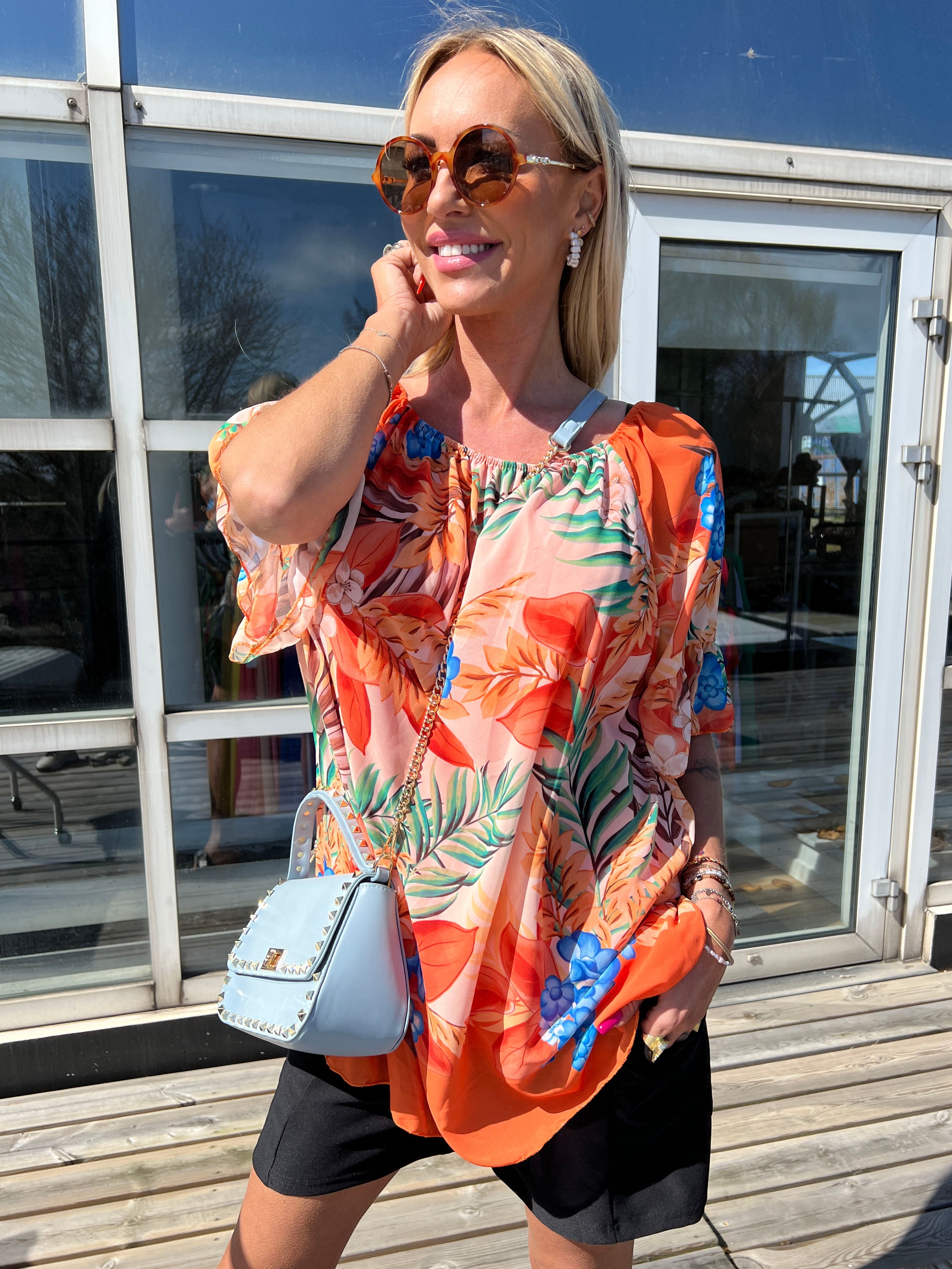 Jeila - Sort tunika i chiffon med blomsterprint