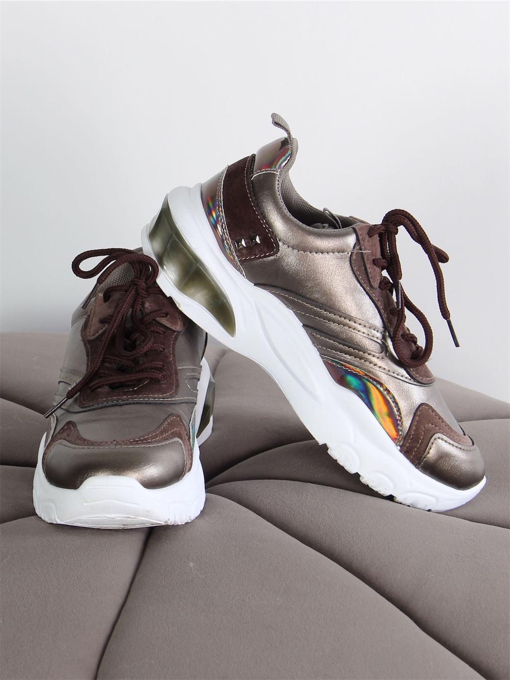 Jessie - Glänsande bruna sneakers med velourdetaljer och vit tjock sula