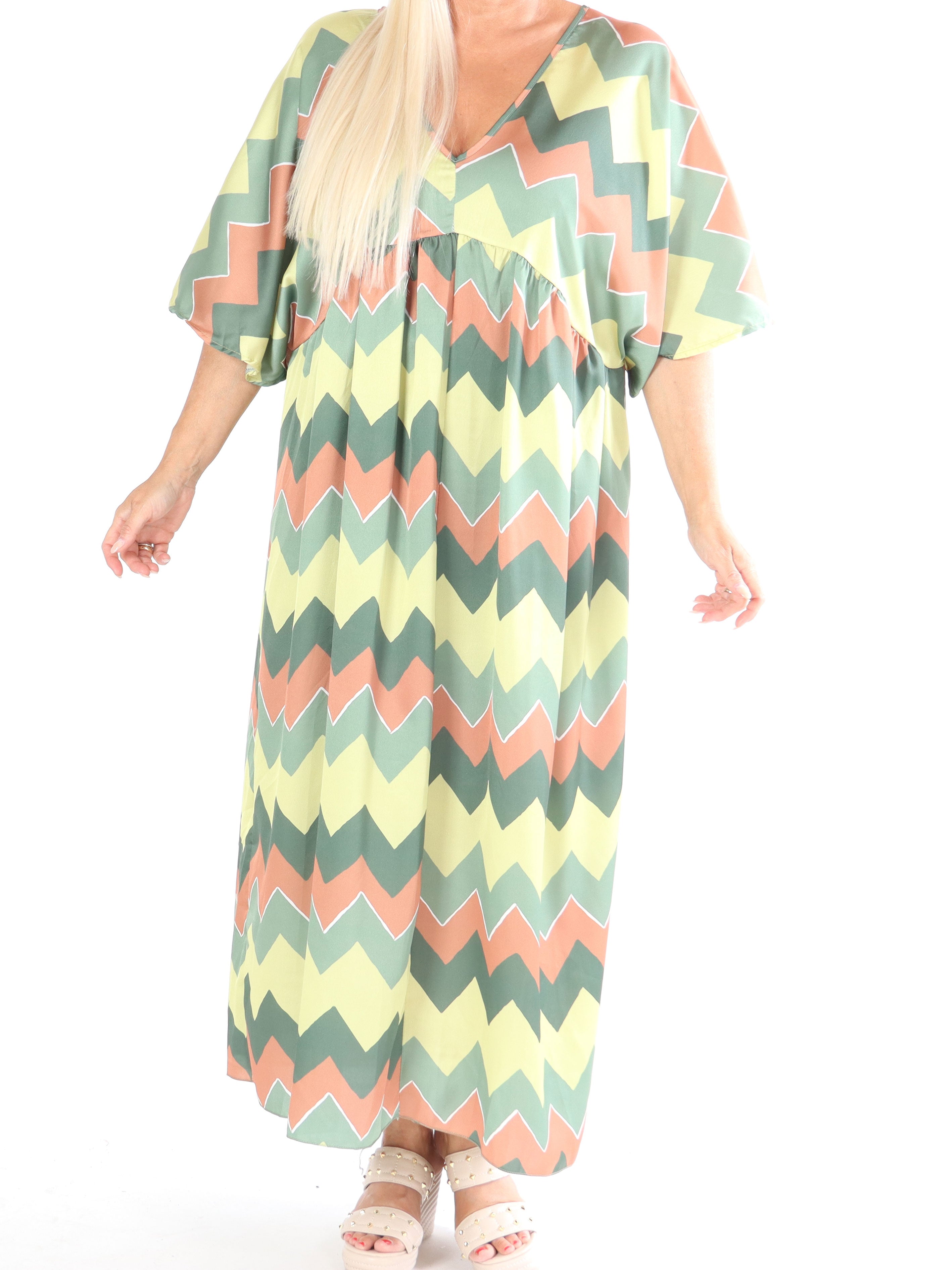 Johanna - Söt plus size klänning med sicksackmönster