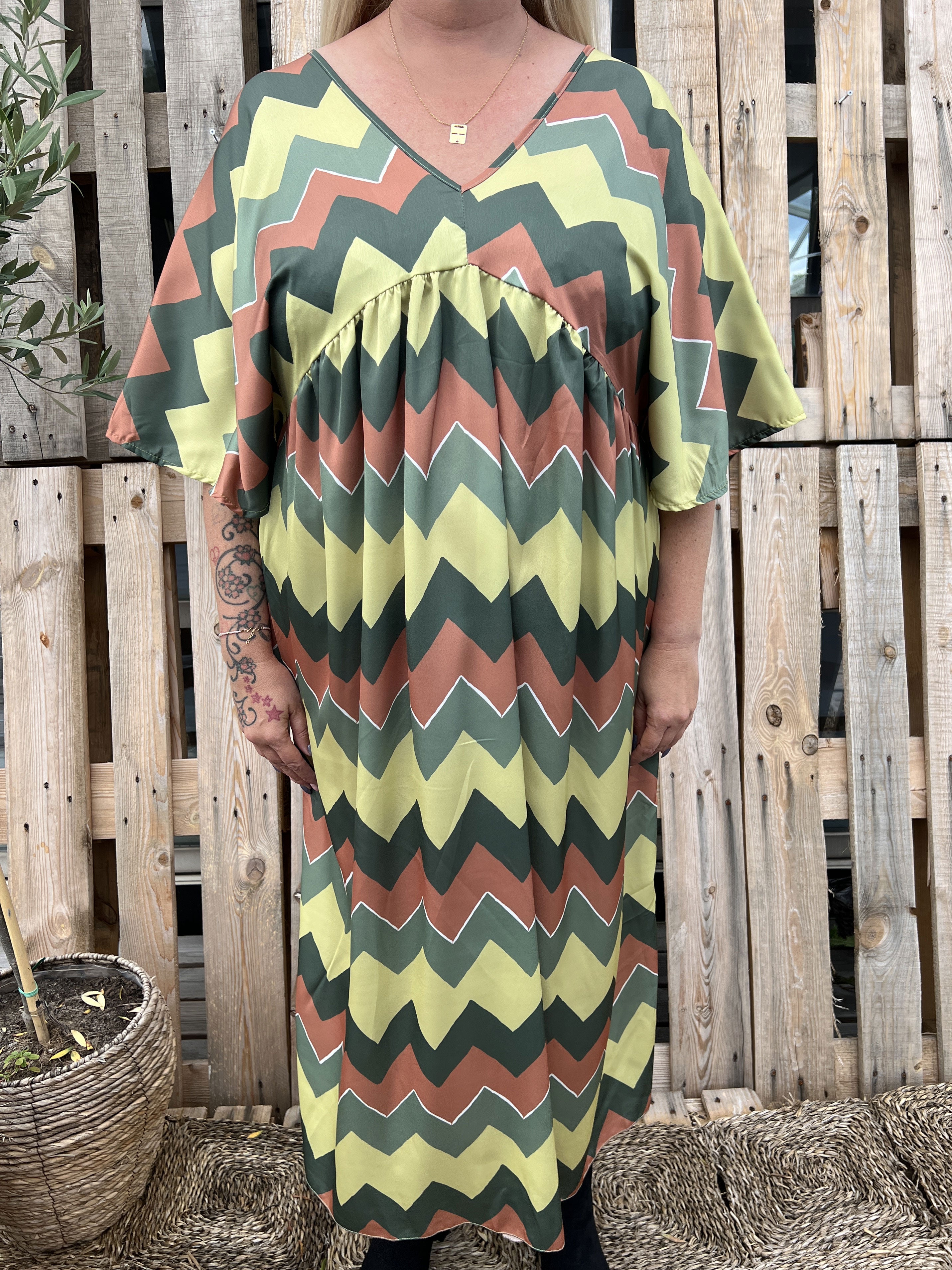 Johanna - Söt plus size klänning med sicksackmönster