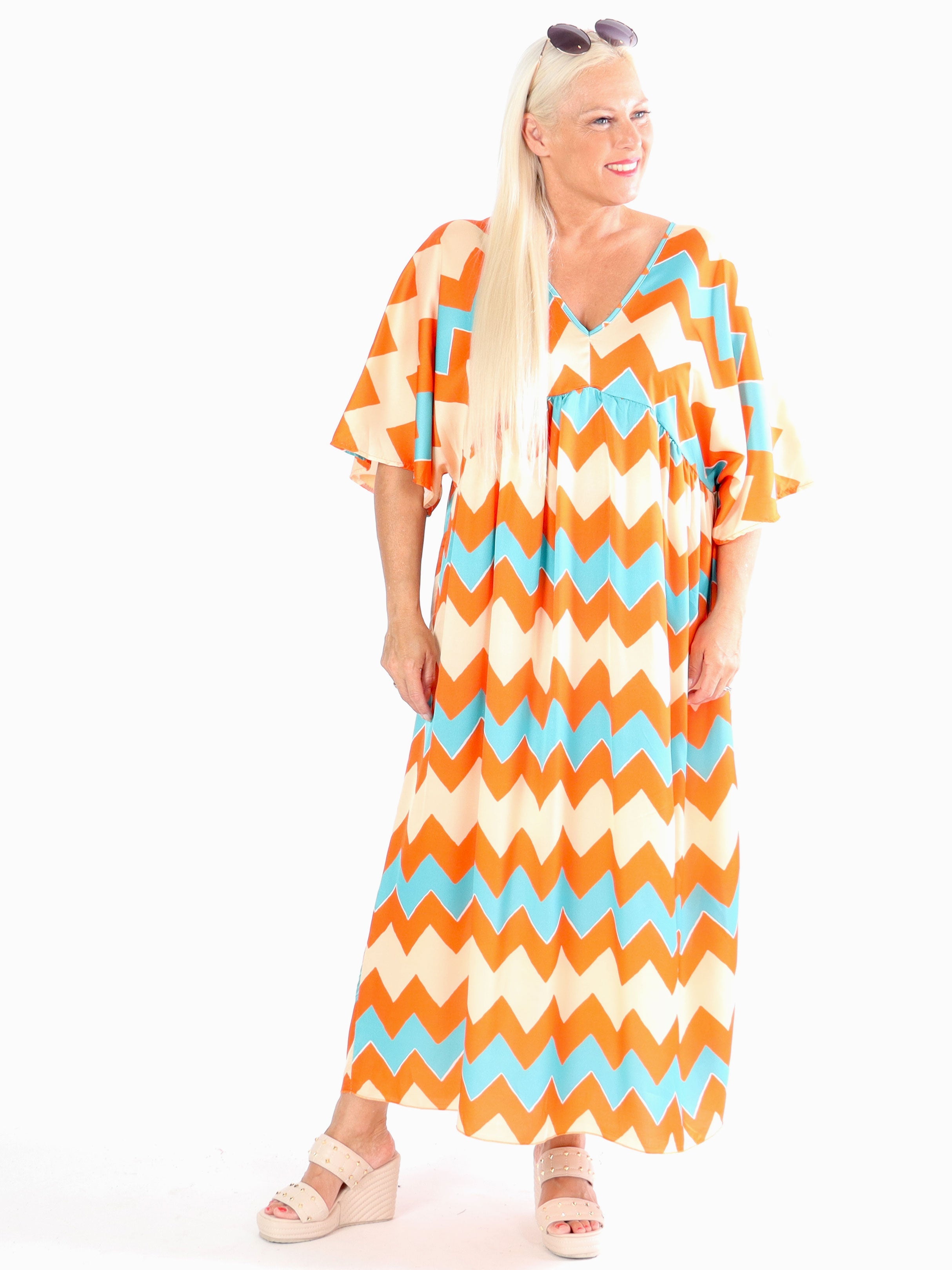 Johanna - Söt plus size klänning med sicksackmönster