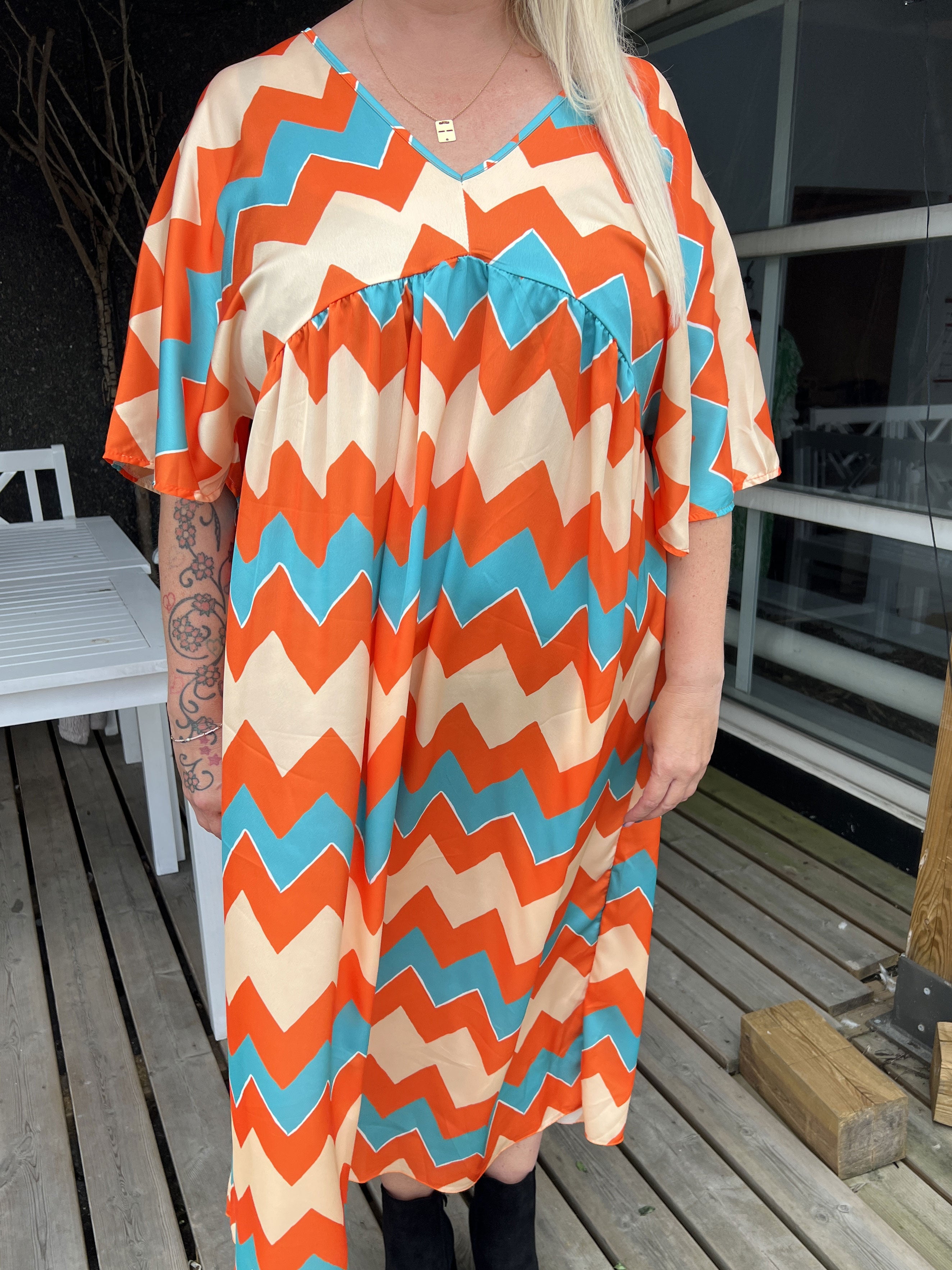 Johanna - Söt plus size klänning med sicksackmönster