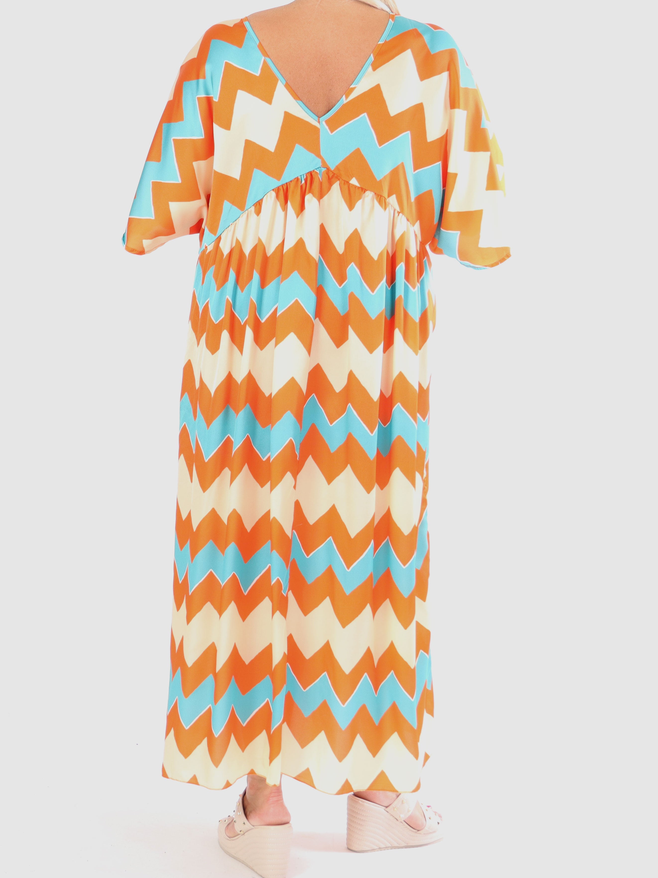 Johanna - Söt plus size klänning med sicksackmönster