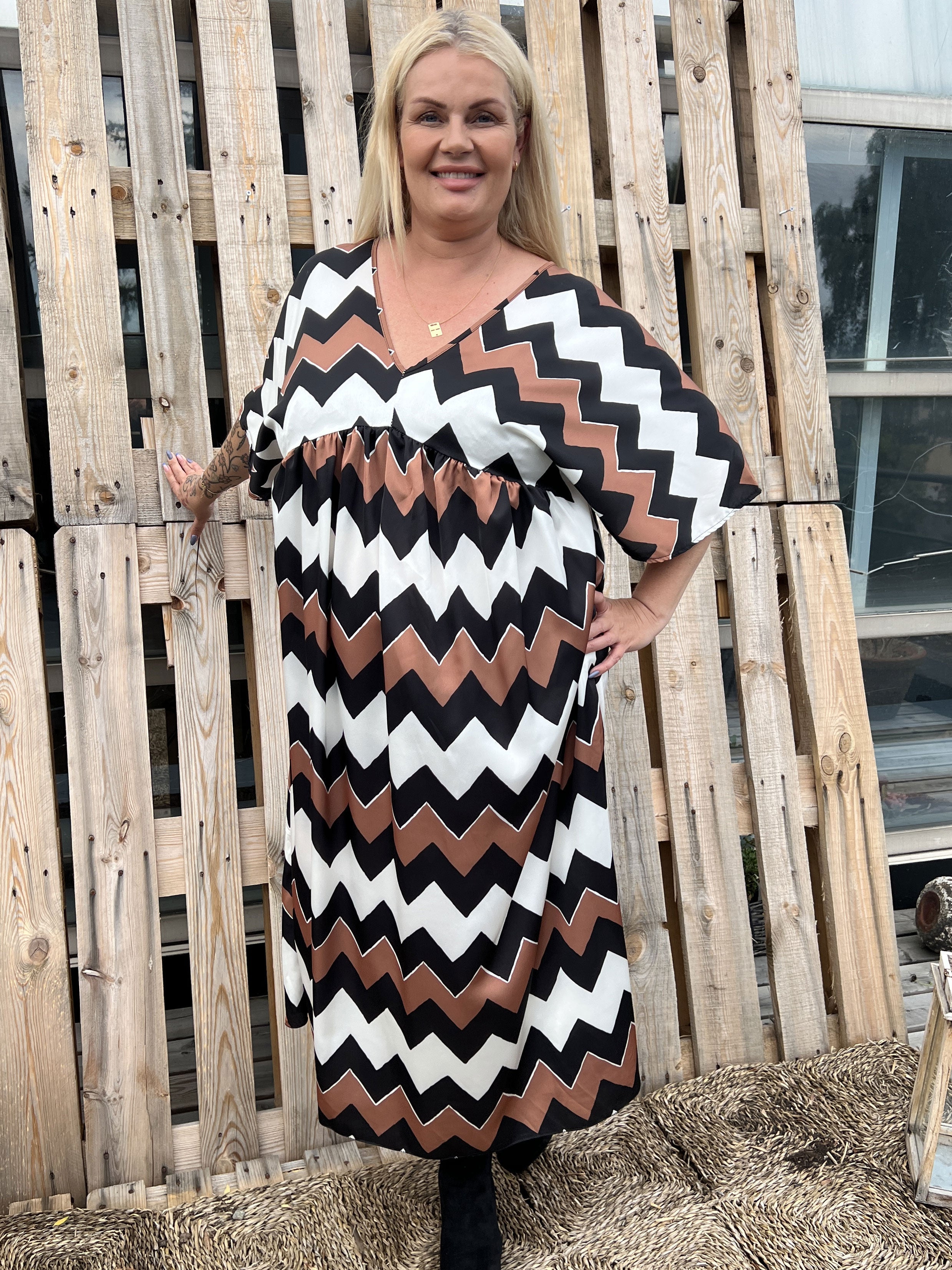 Johanna - Söt plus size klänning med sicksackmönster - Black