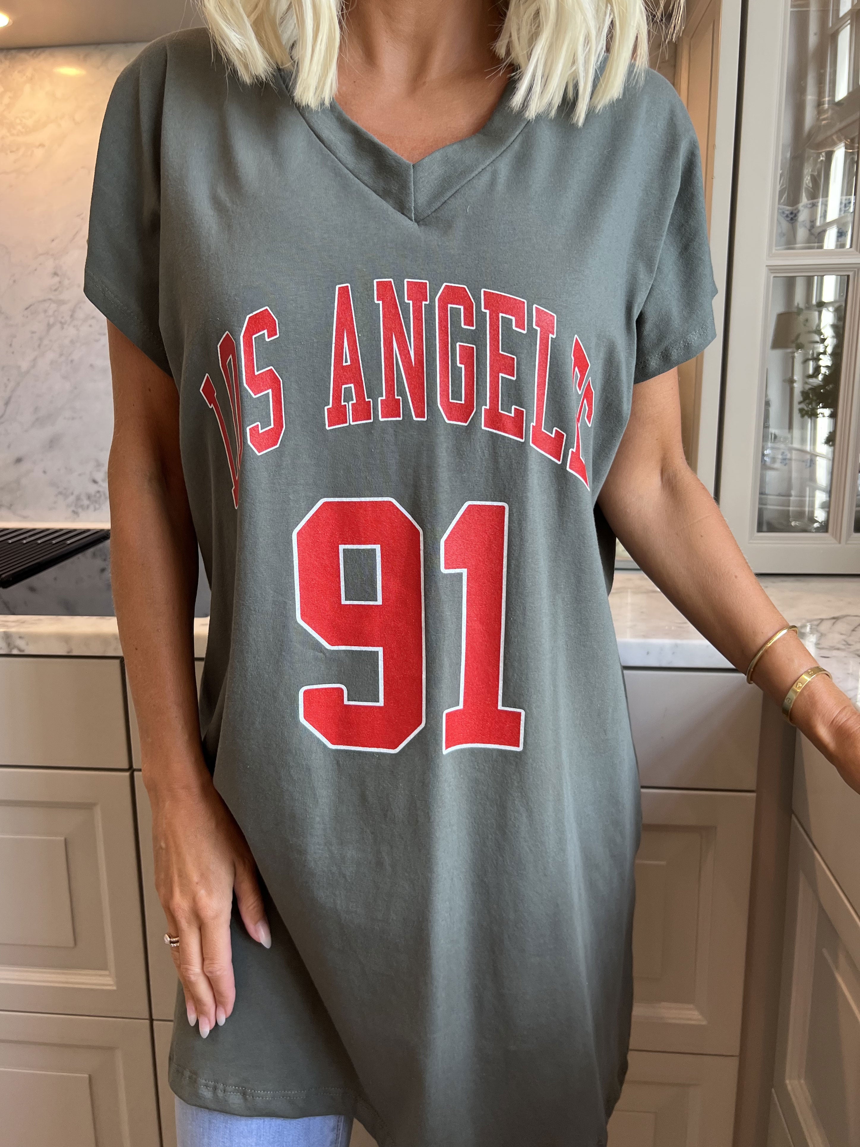 Julia - T-shirt klänning med text framtill - Black