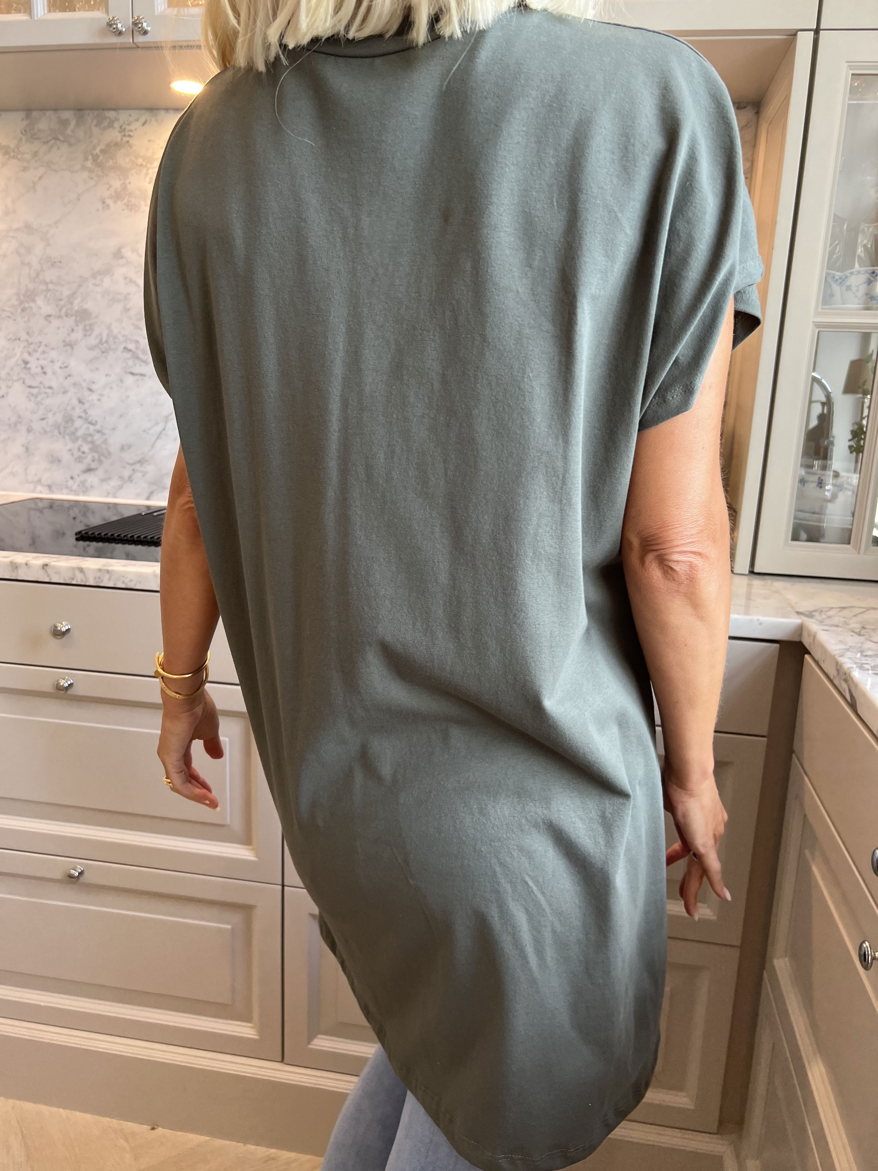 Julia - T-shirt klänning med text framtill - Black