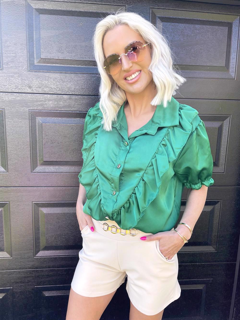 Junia - Skjorta i silkeslook med volanger och guldknappar