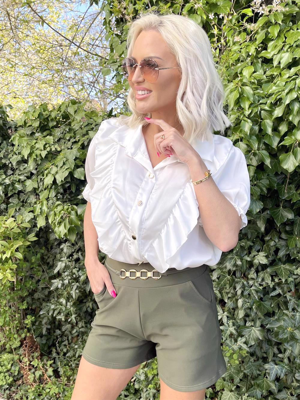 Junia - Skjorta i silkeslook med volanger och guldknappar