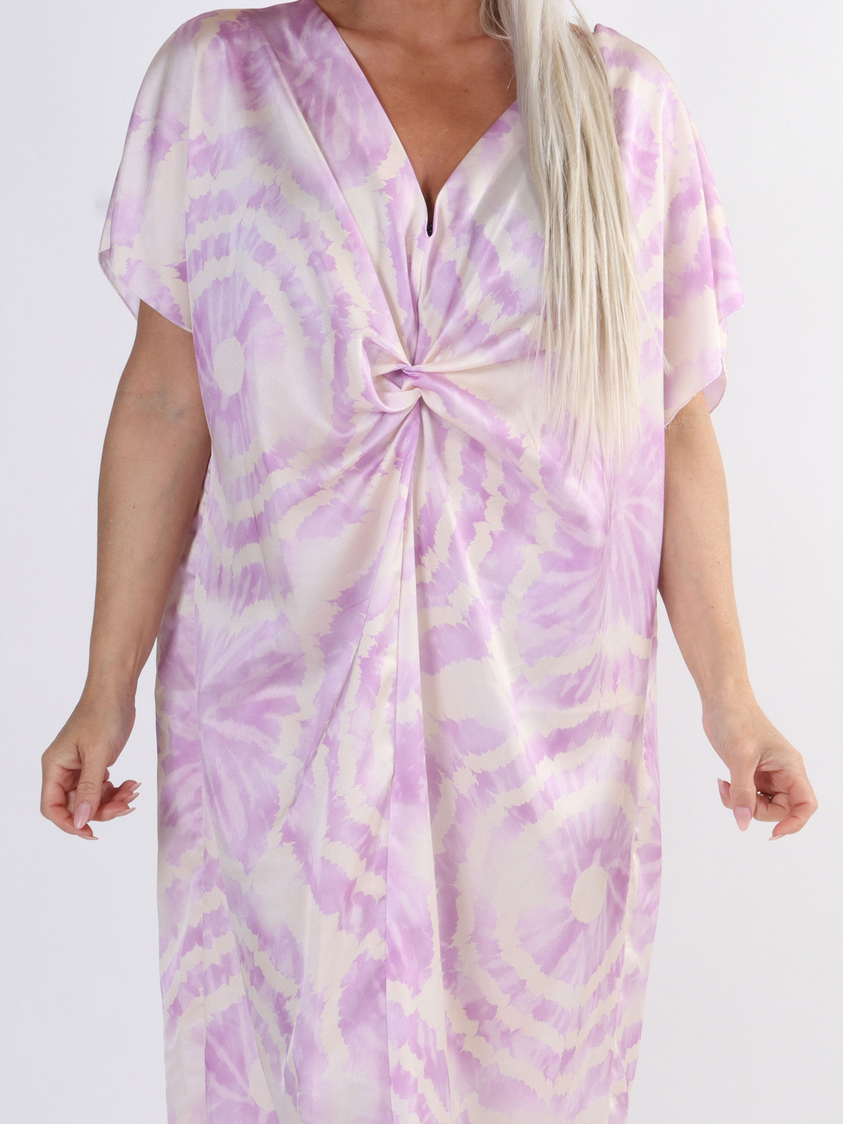 Juno Batik - Söt klänning i batikmönster i stora storlekar