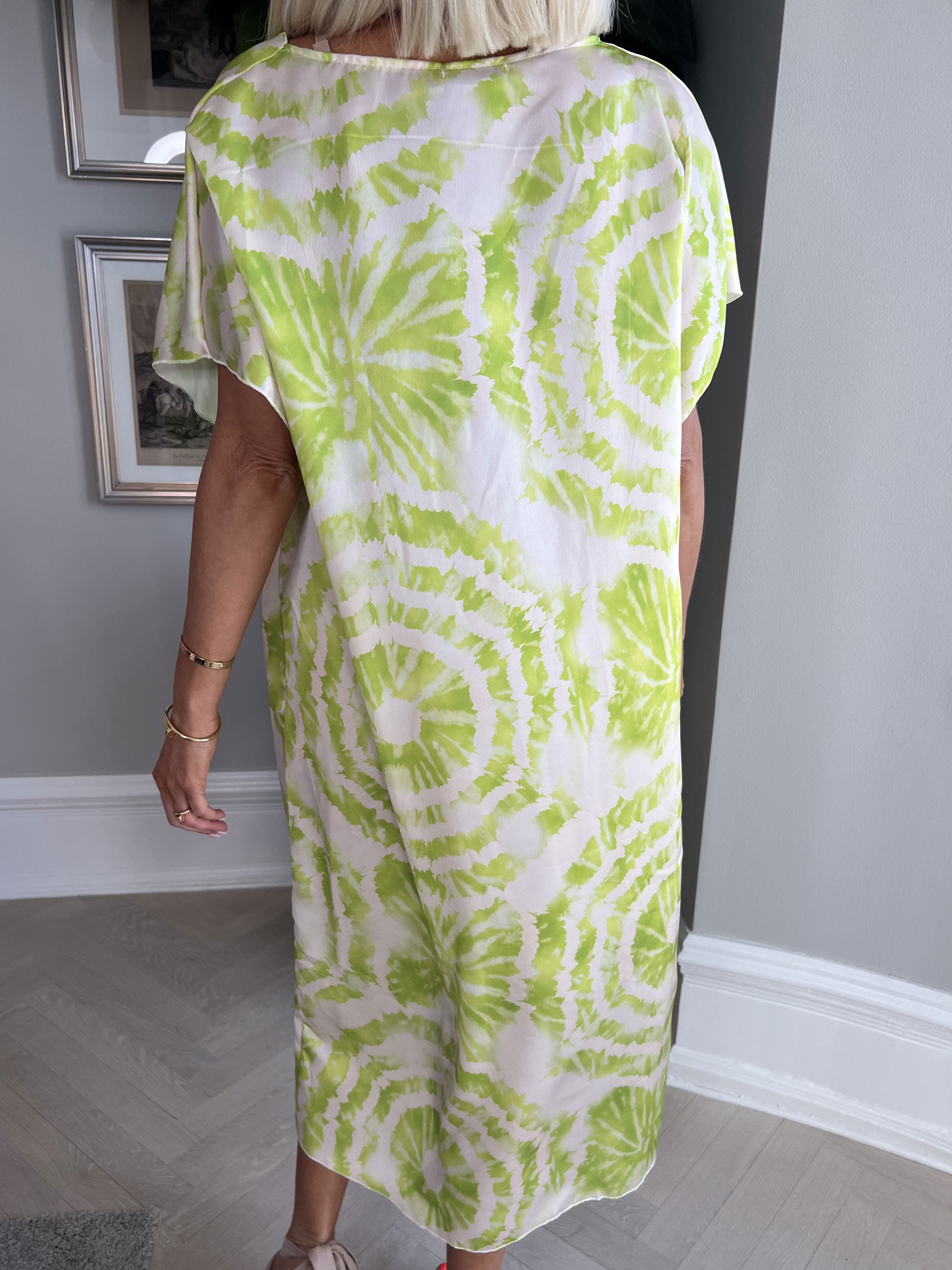 Juno Batik - Söt batikklänning med knut på bröstet - Pink