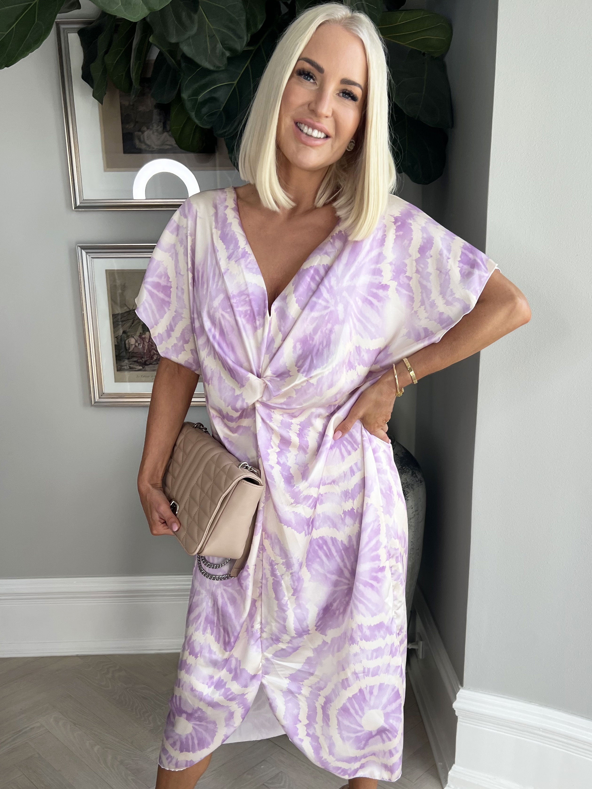 Juno Batik - Söt batikklänning med knut på bröstet - Black