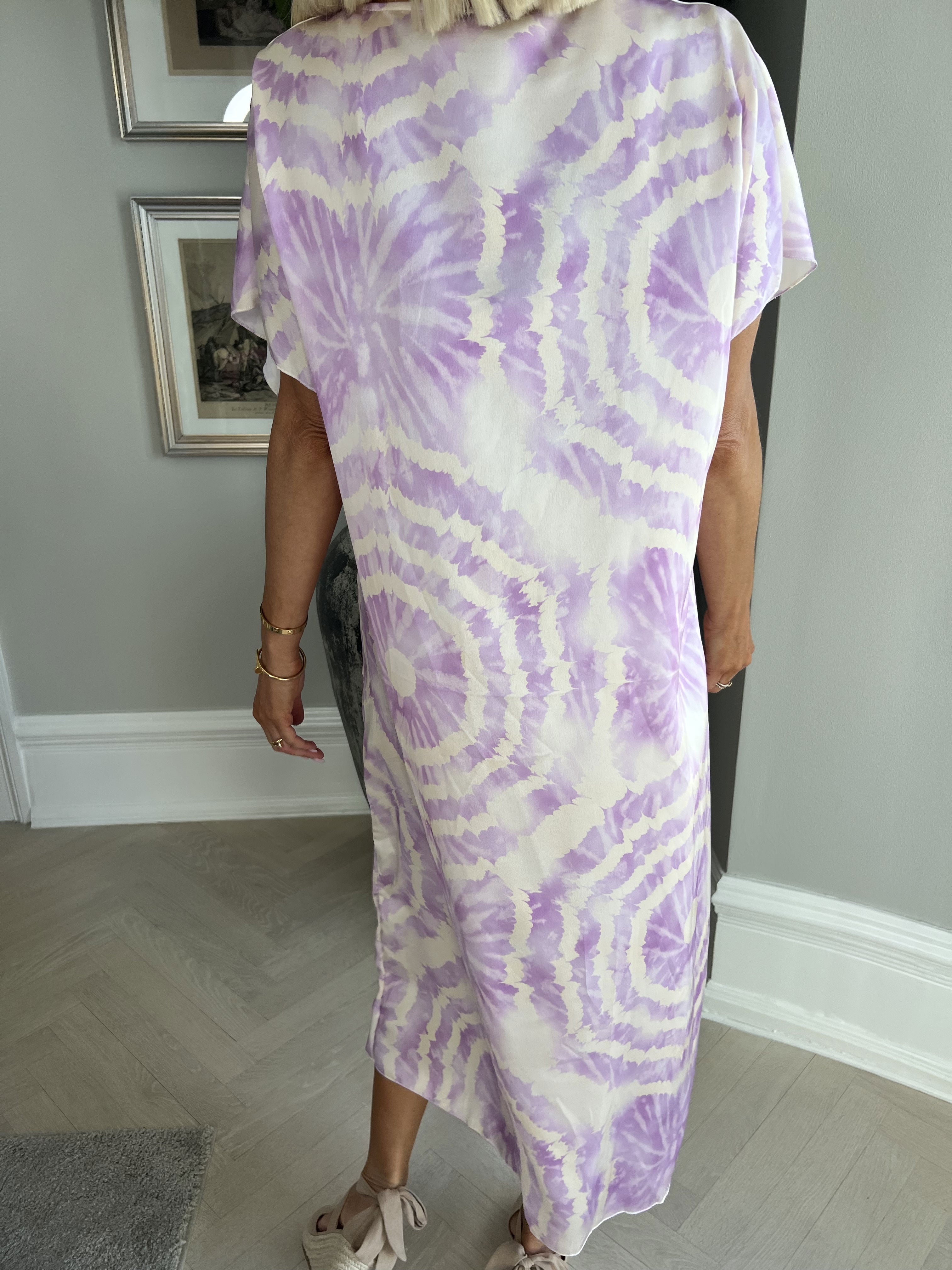 Juno Batik - Söt batikklänning med knut på bröstet