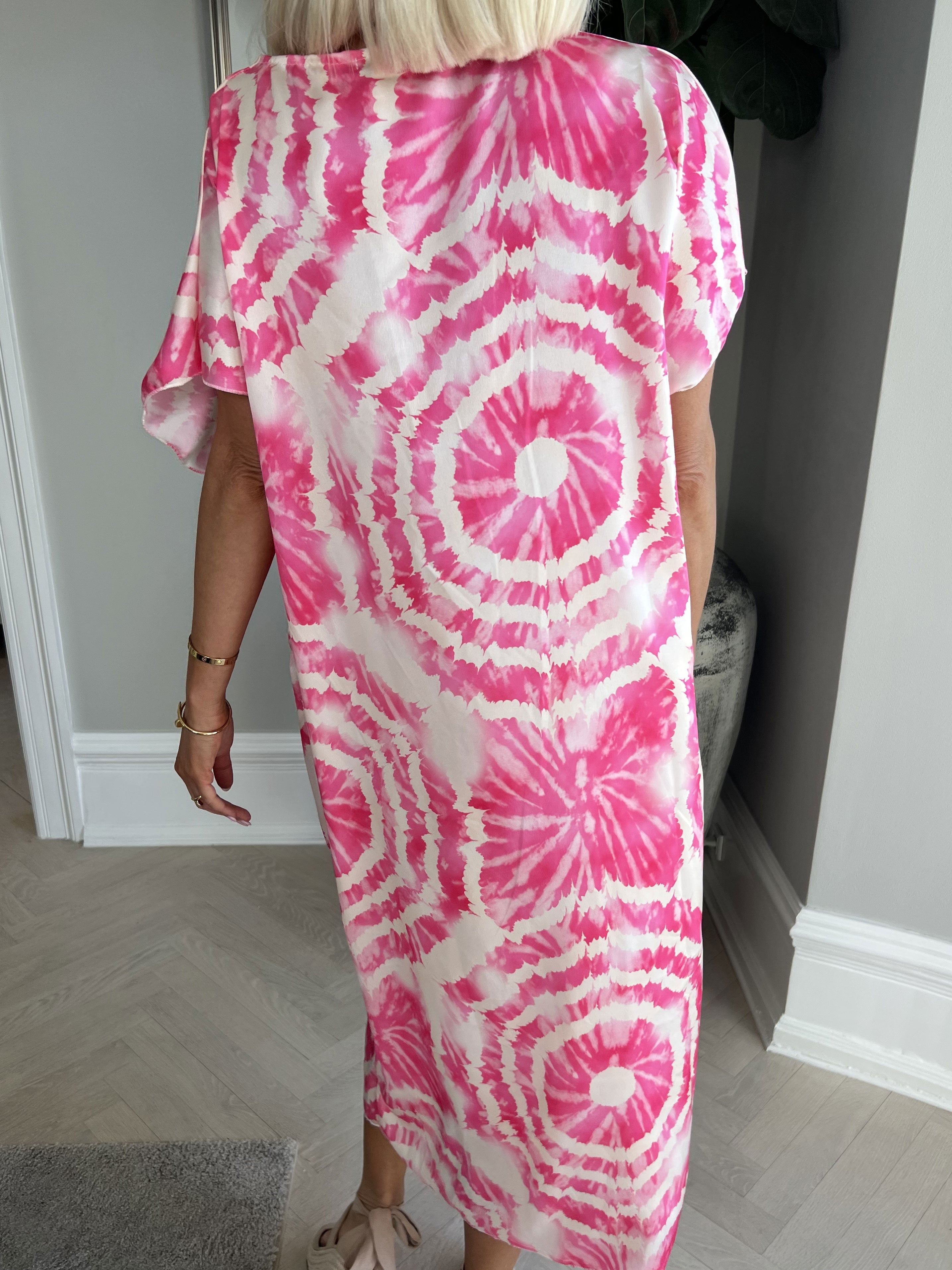 Juno Batik - Söt batikklänning med knut på bröstet