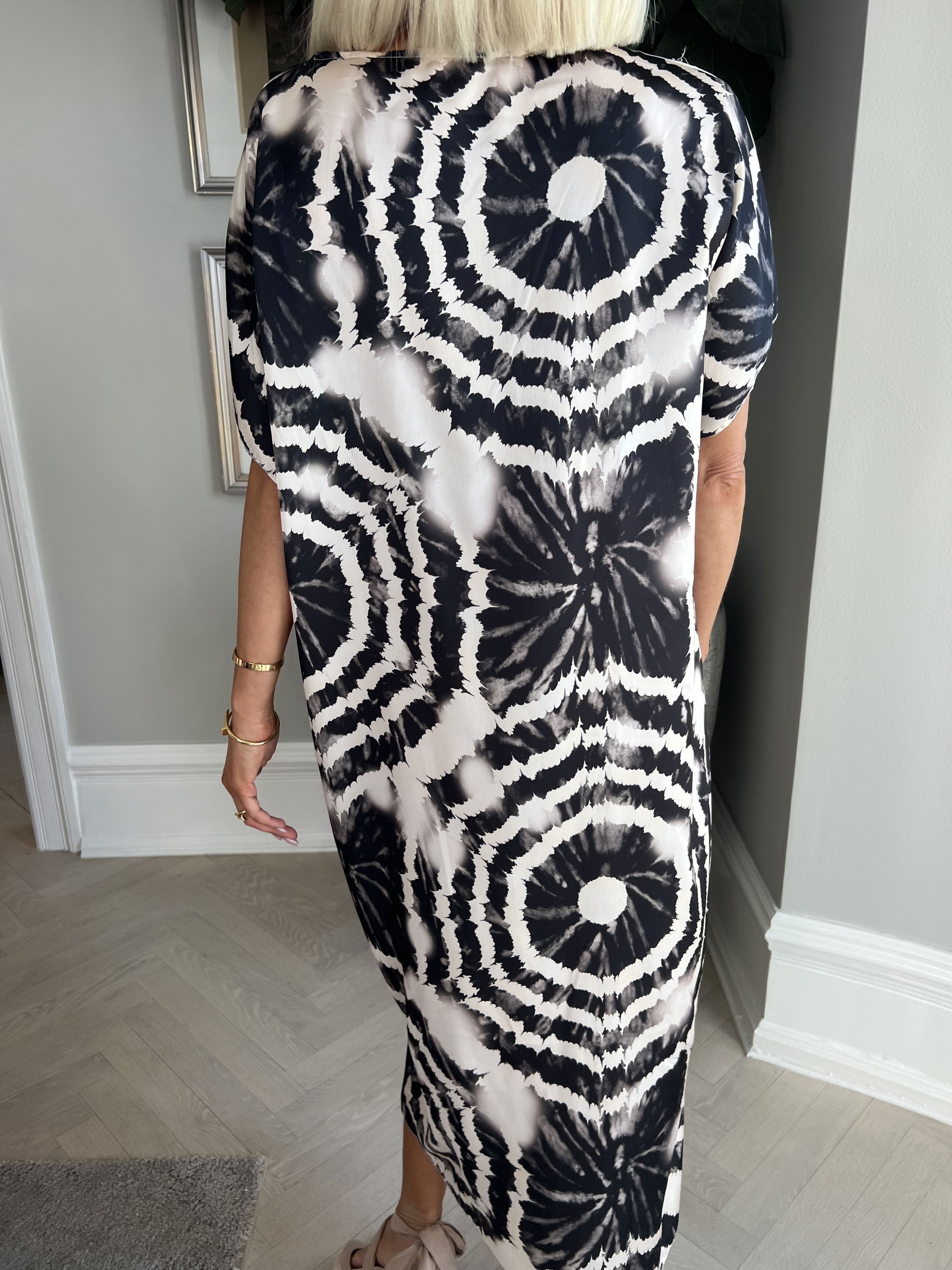 Juno Batik - Söt batikklänning med knut på bröstet