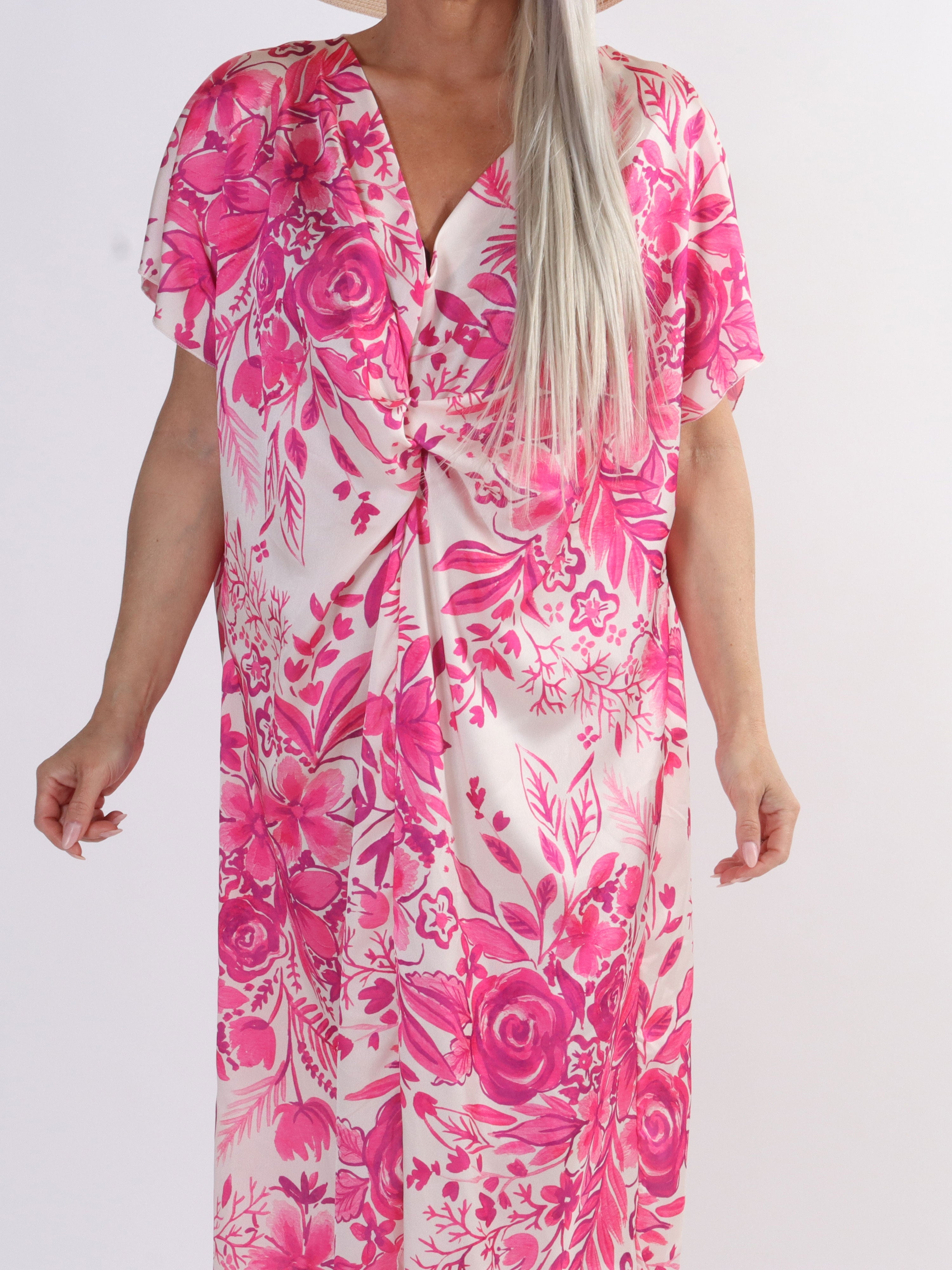 Juno Flower - Plus size klänning i sidenlook med blommigt tryck
