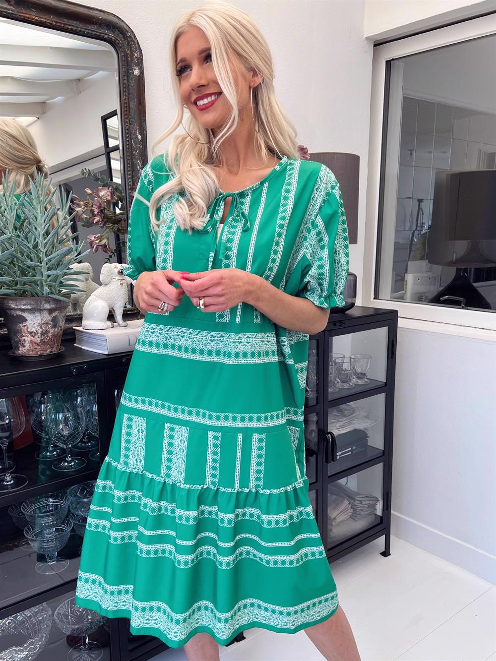 Kanja - Klänning med mönster och volangkant på ärmen