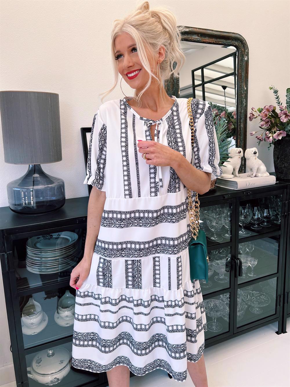 Kanja - Klänning med mönster och volangkant på ärmen