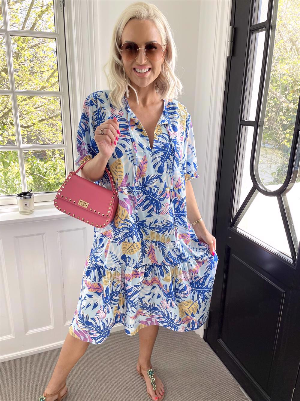 Kanja - Klänning med mönster och volangkant på ärmen