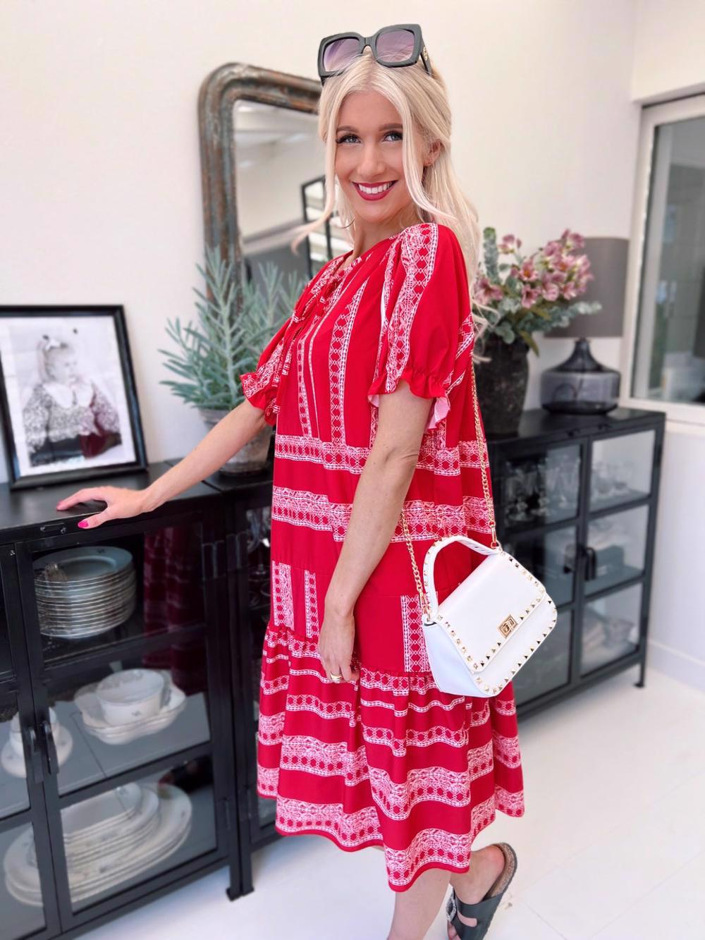 Kanja - Klänning med mönster och volangkant på ärmen