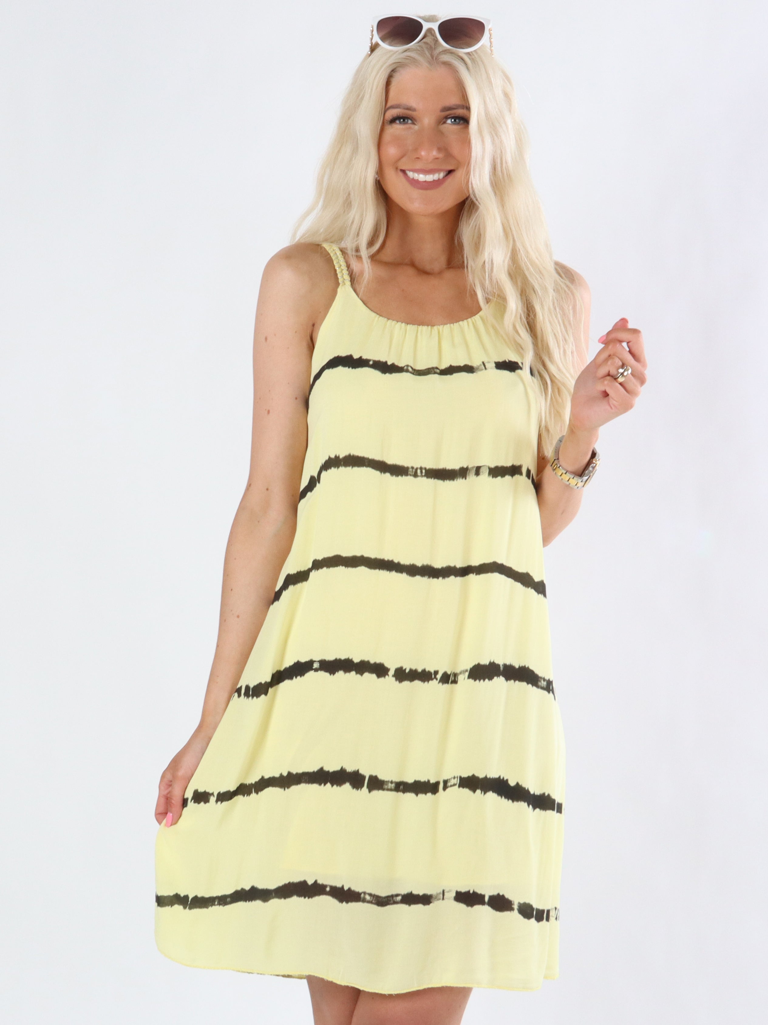 Kara - Svart sommarklänning i batikmönster med flätade band