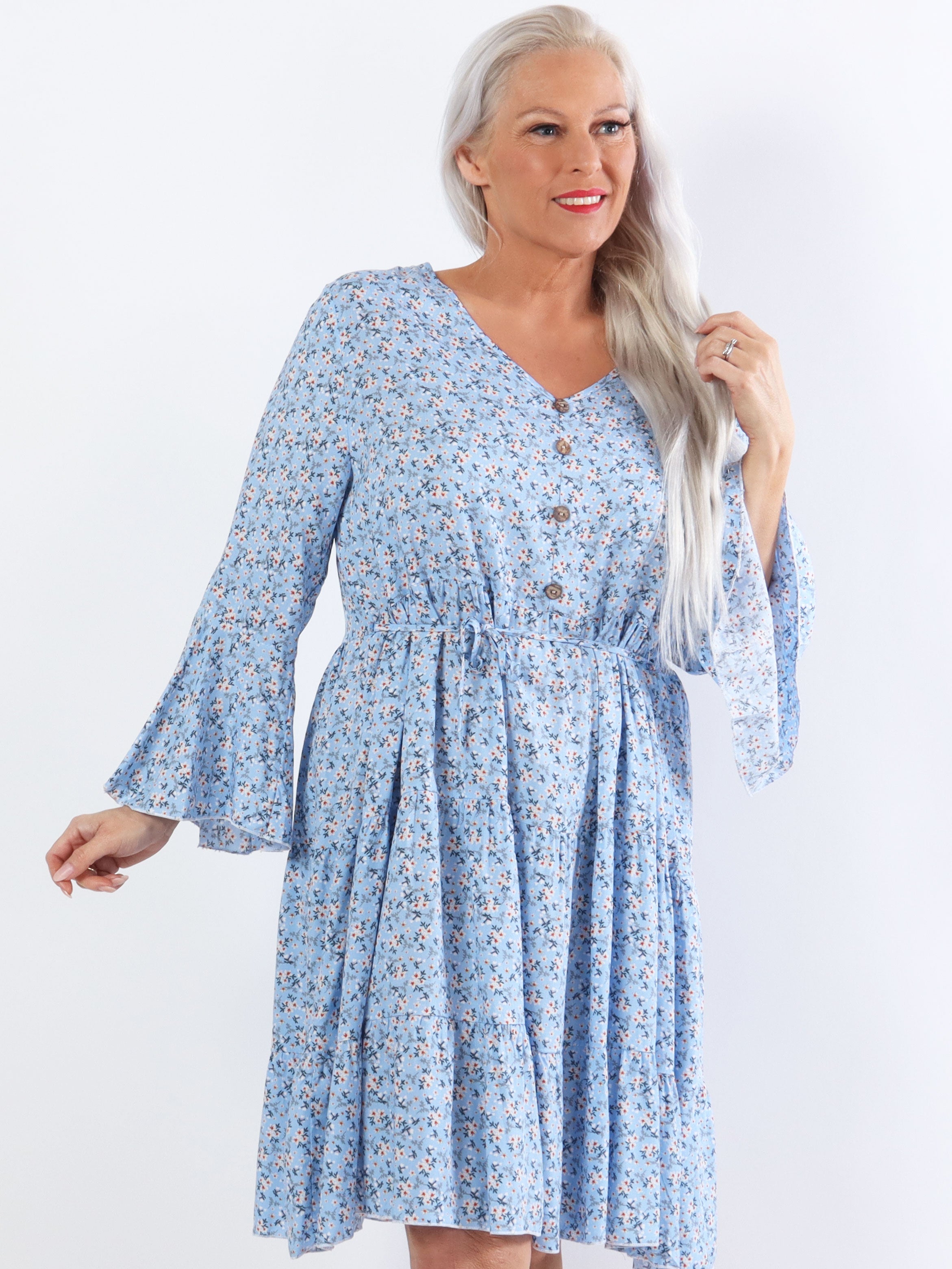 Karla - Blommig klänning i bomull i stora storlekar med knappar - Black