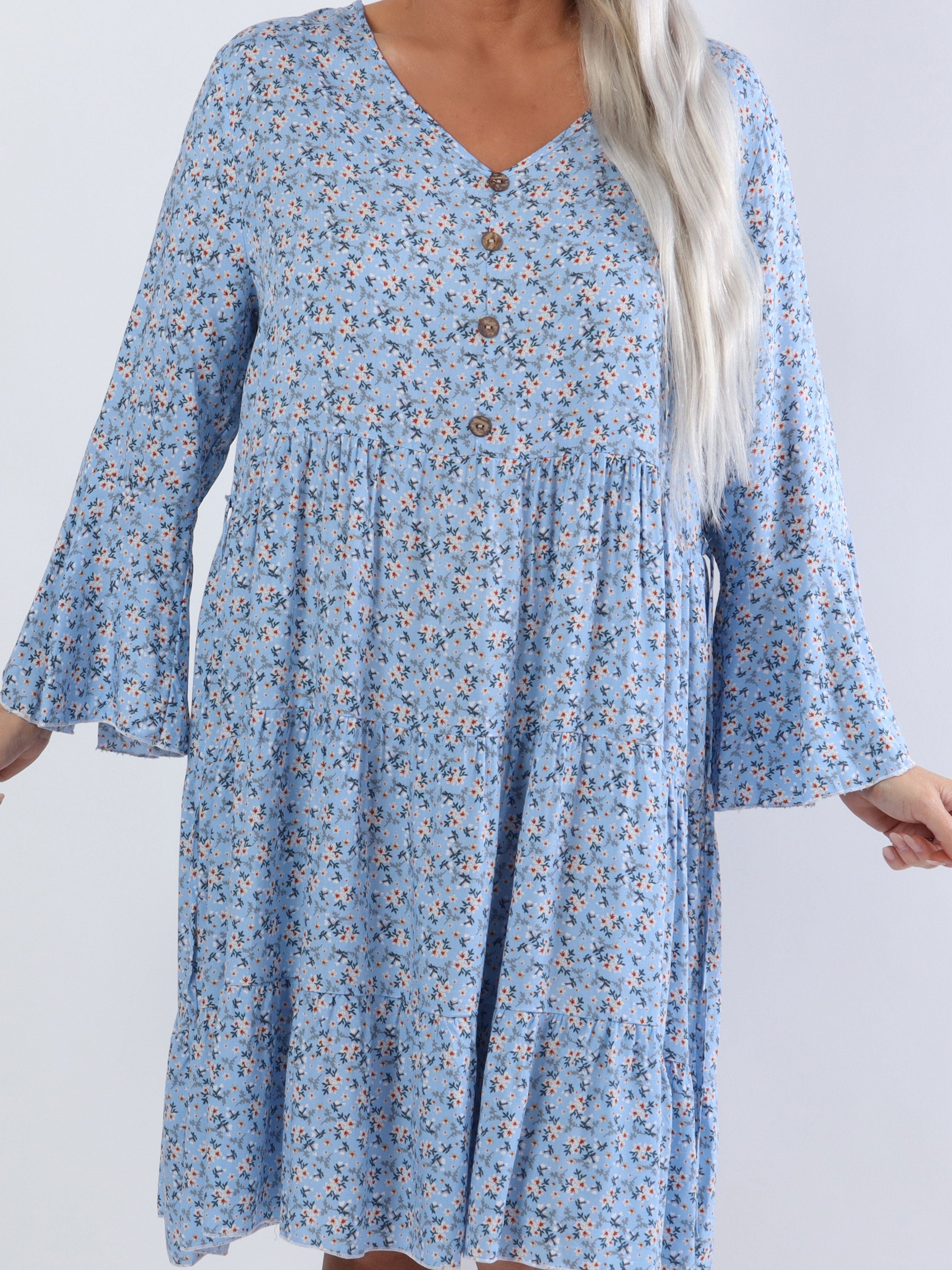 Karla - Blommig klänning i bomull i stora storlekar med knappar - Blue