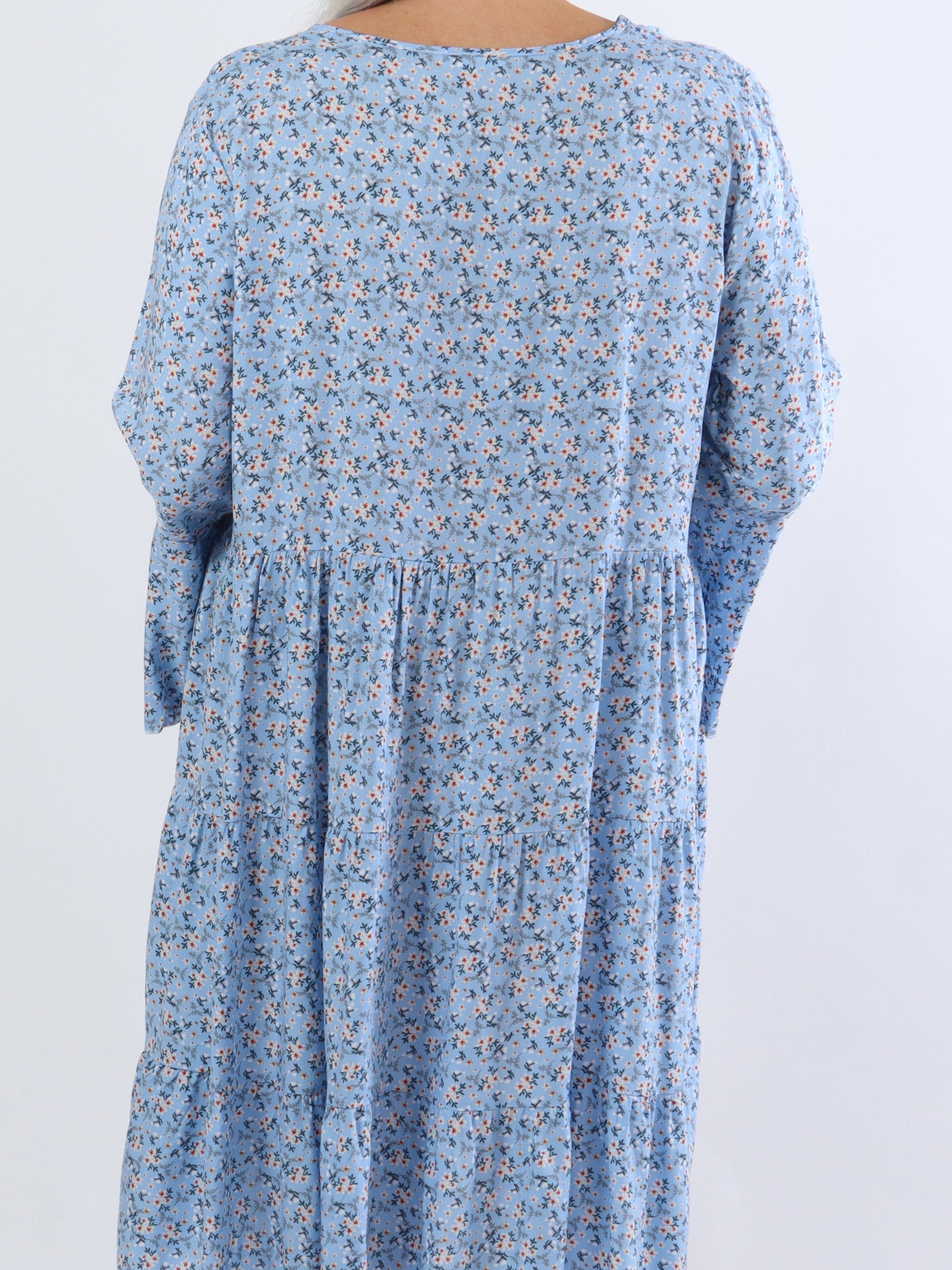 Karla - Blommig klänning i bomull i stora storlekar med knappar - Red