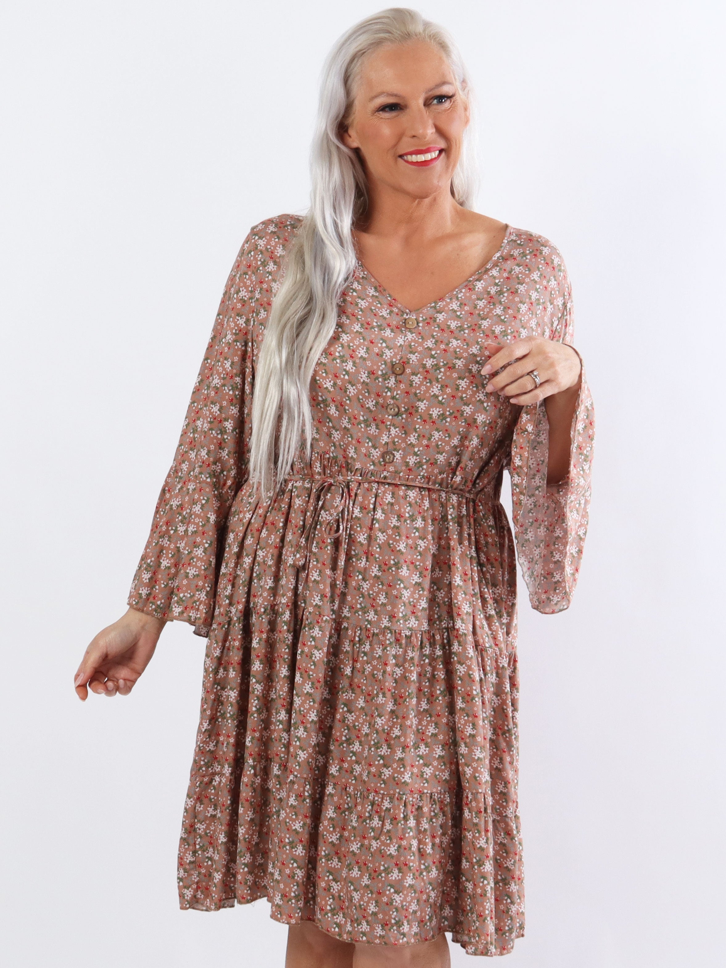 Karla - Blommig klänning i bomull i stora storlekar med knappar - Taupe