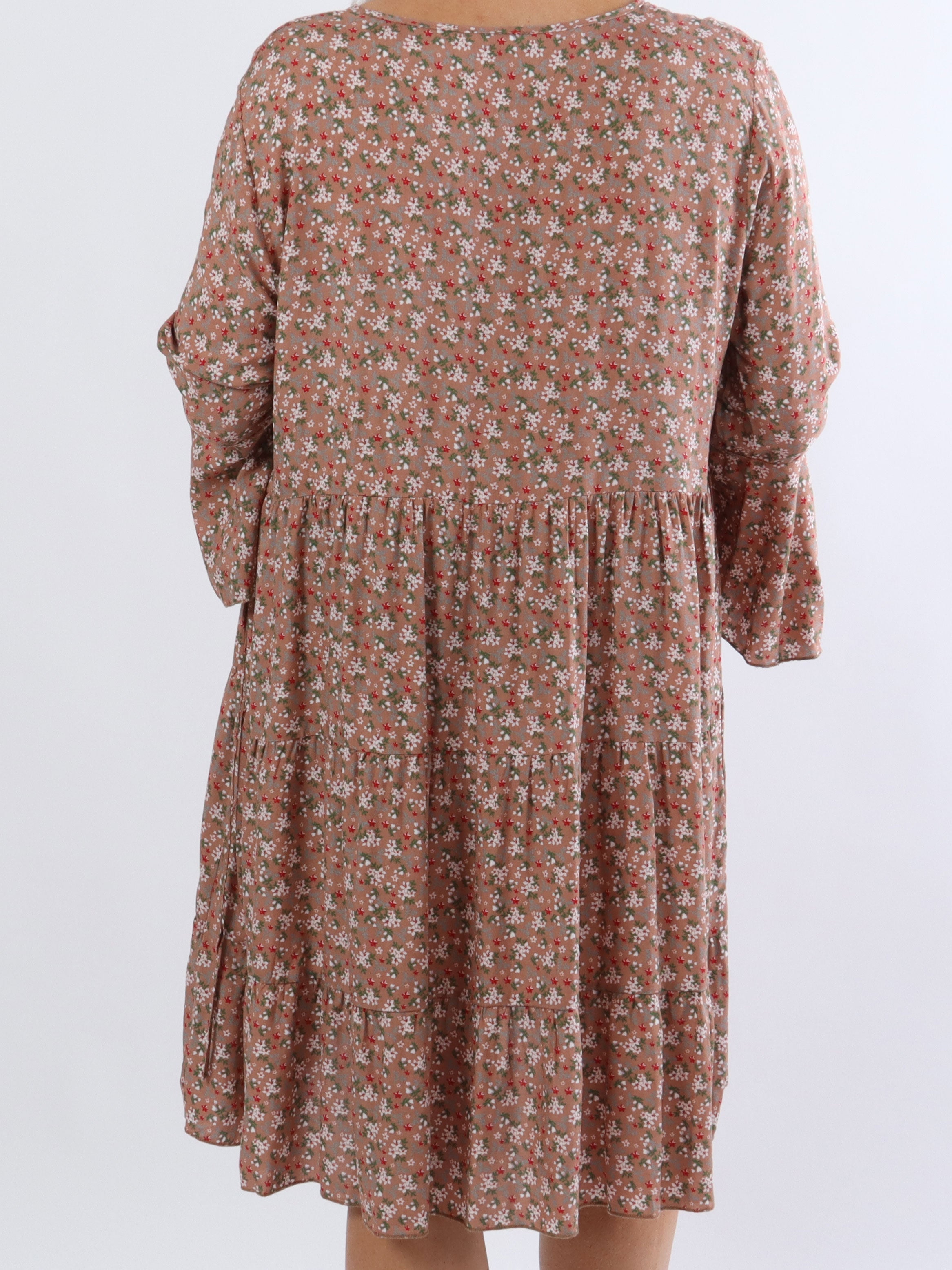 Karla - Blommig klänning i bomull i stora storlekar med knappar