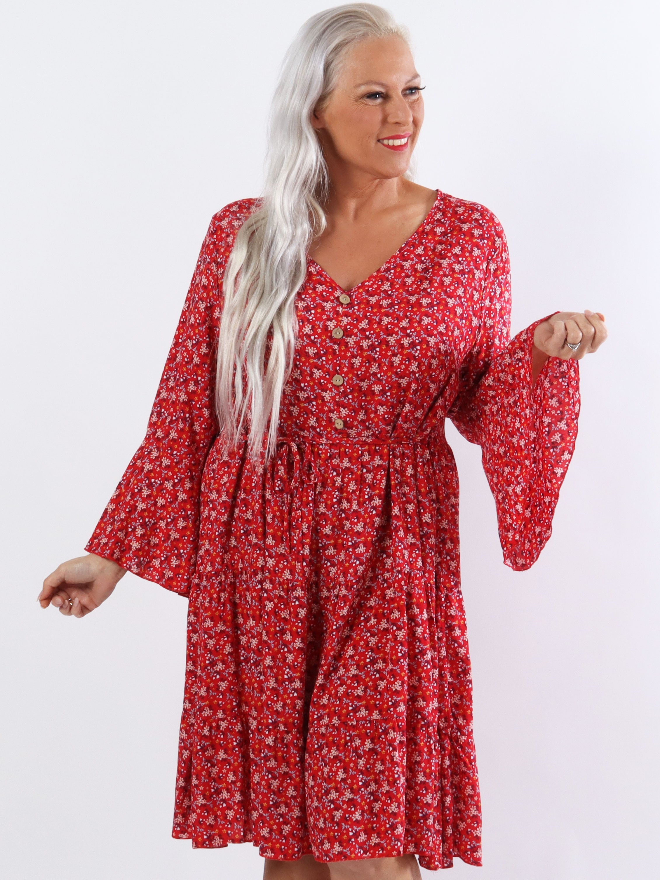 Karla - Blommig klänning i bomull i stora storlekar med knappar