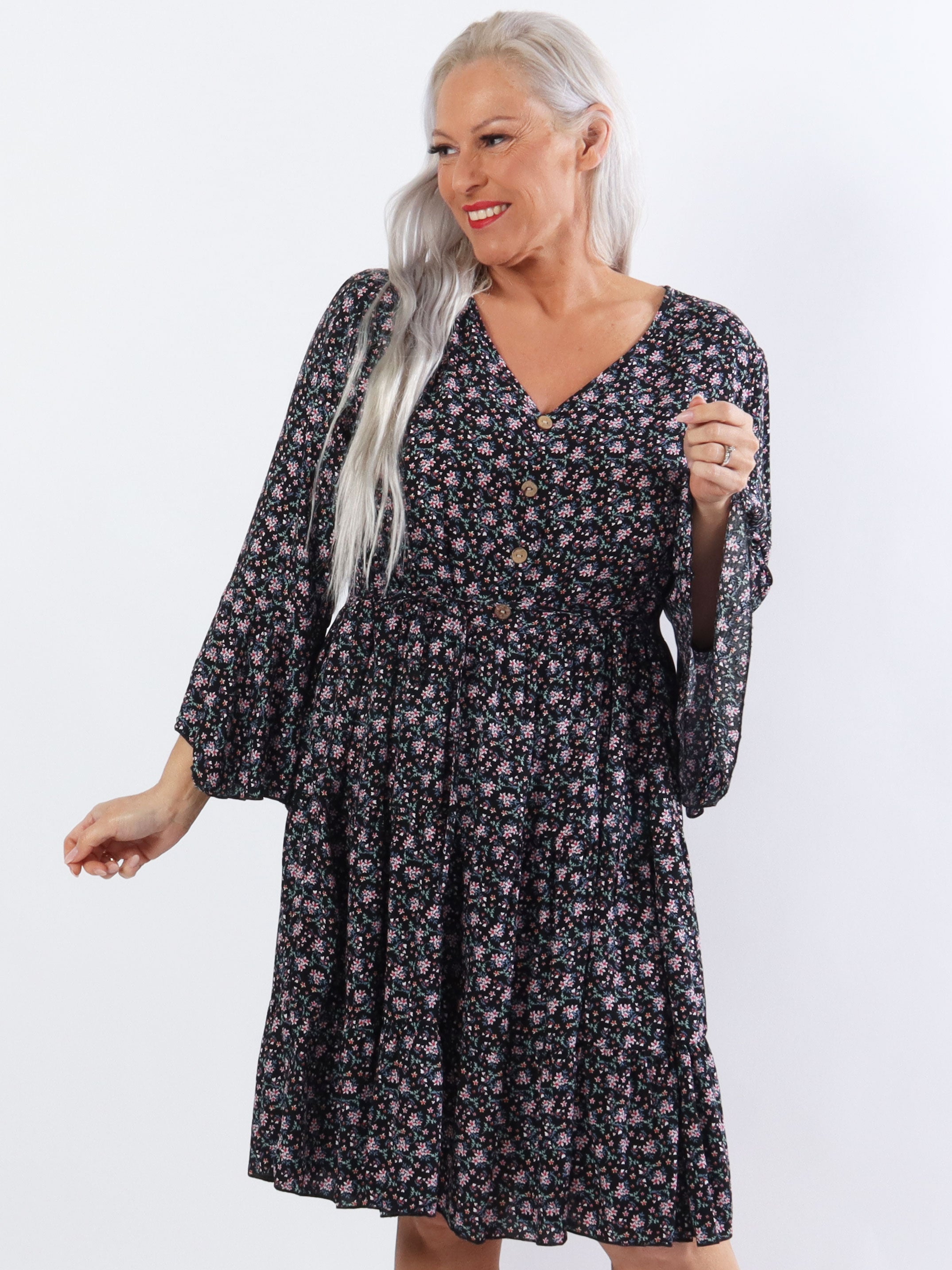 Karla - Blommig klänning i bomull i stora storlekar med knappar