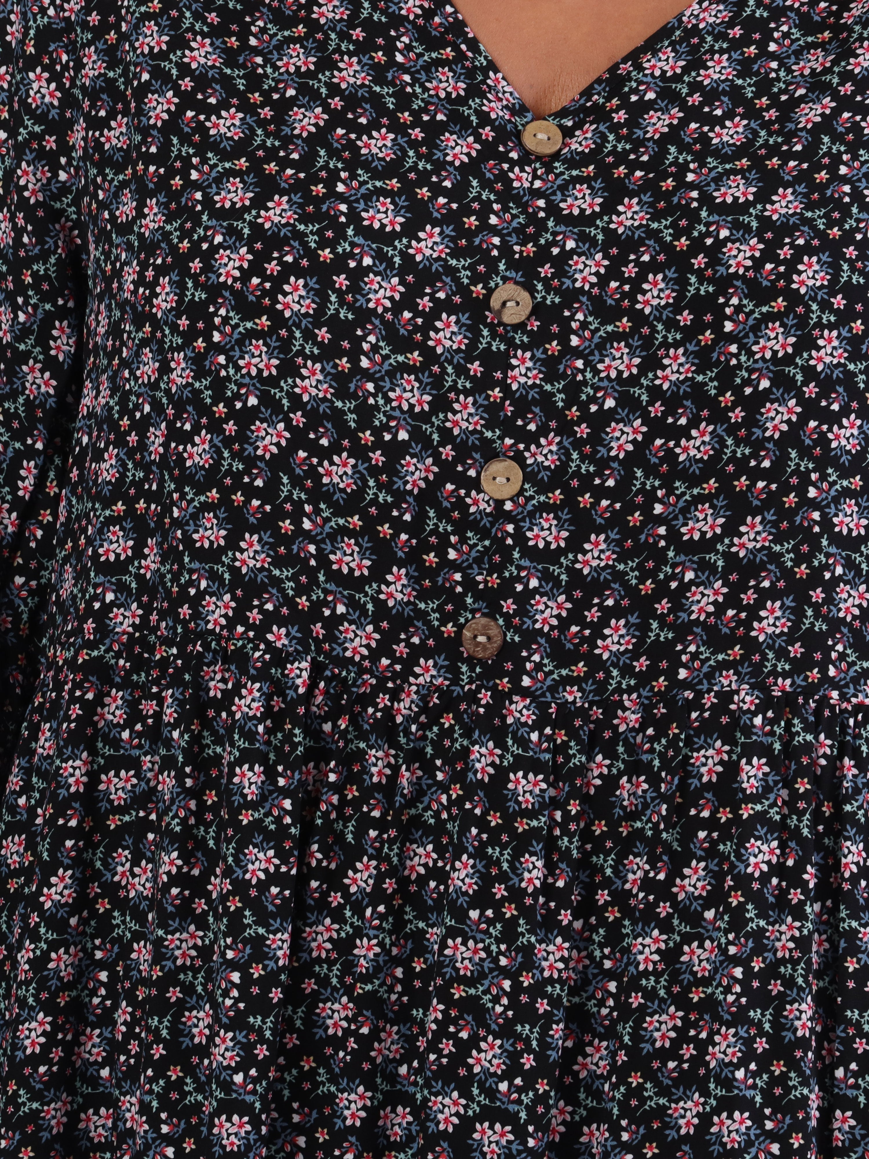 Karla - Blommig klänning i bomull i stora storlekar med knappar
