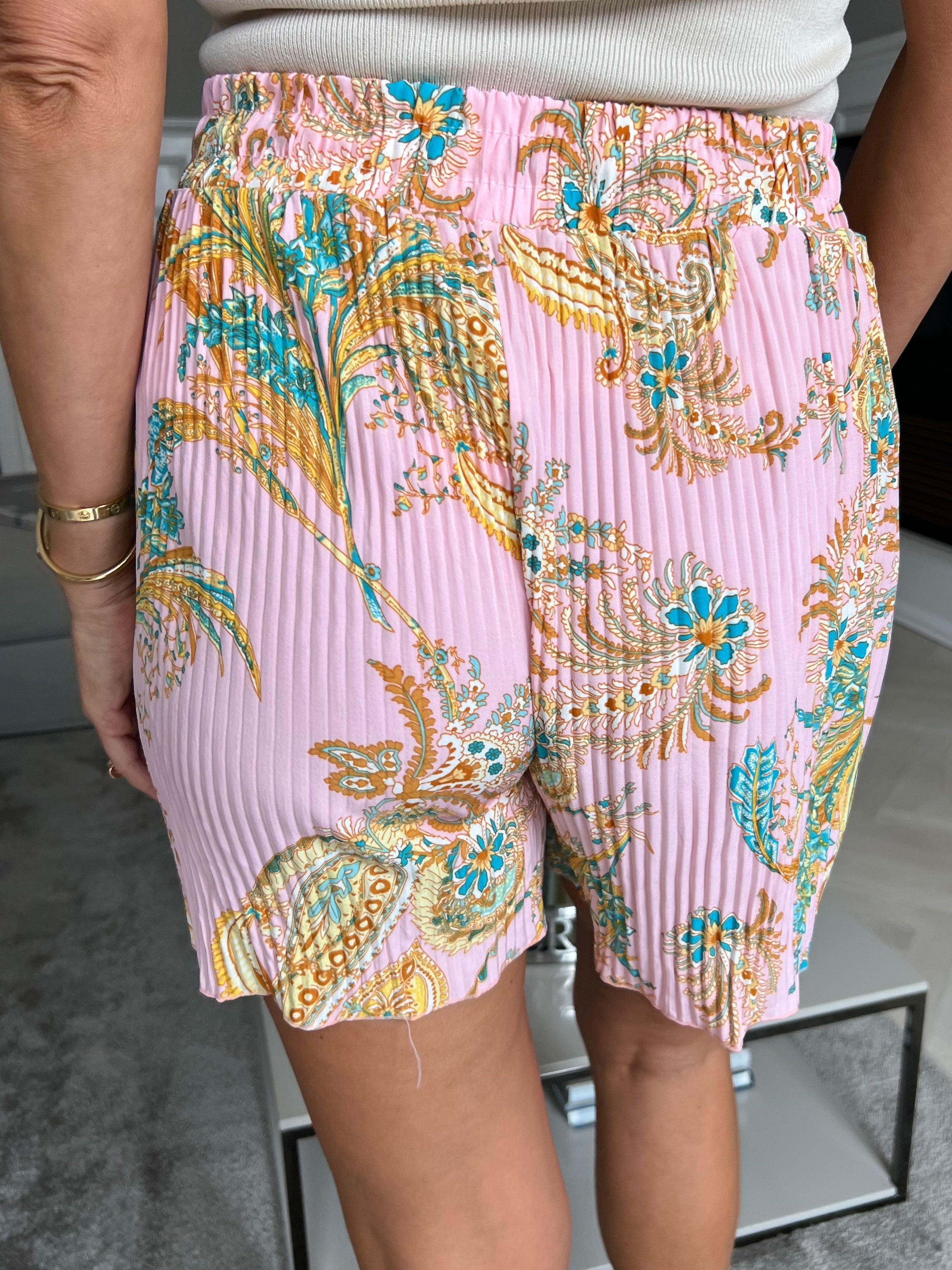 Kastanje - Vackra shorts med fina detaljer - Rose