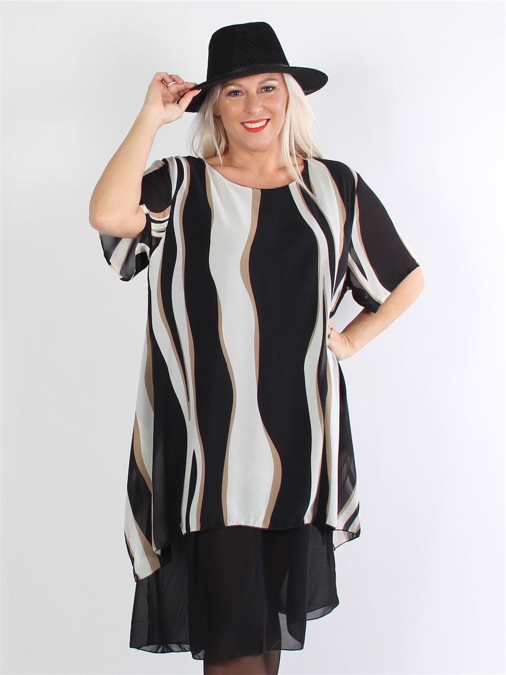 Kastelle - Svart och vit mönstrad klänning med chiffonglager